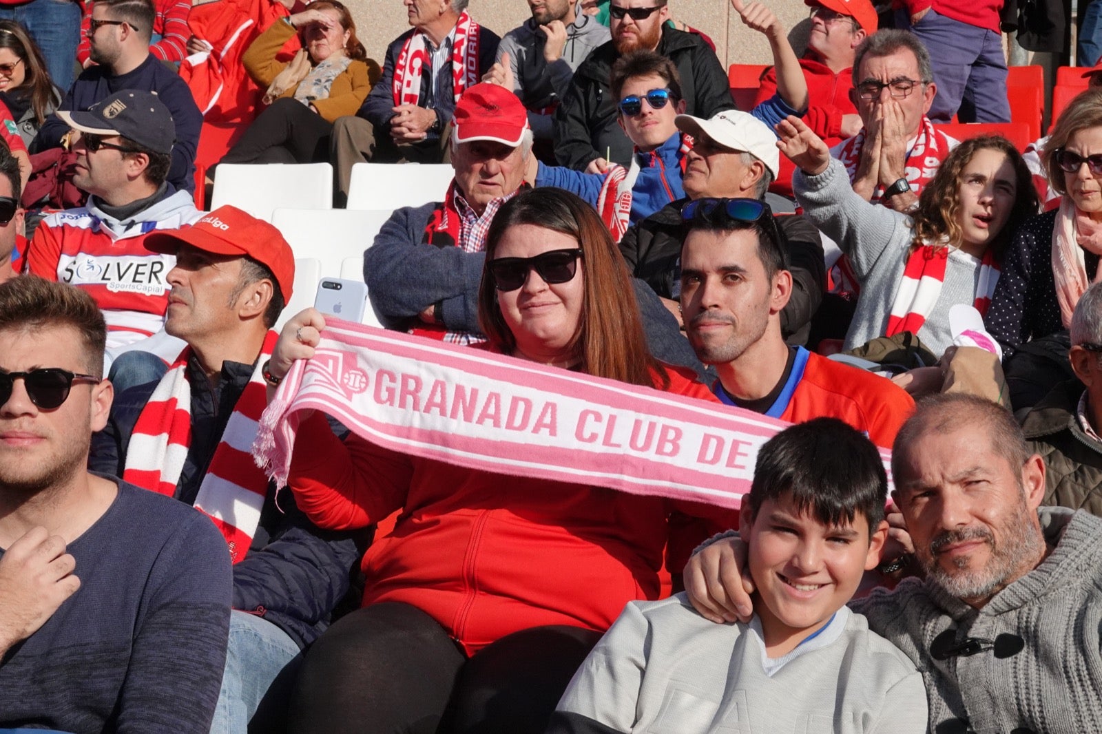 Echamos un vistazo a la grada para recopilar las mejores fotos de la afición. 