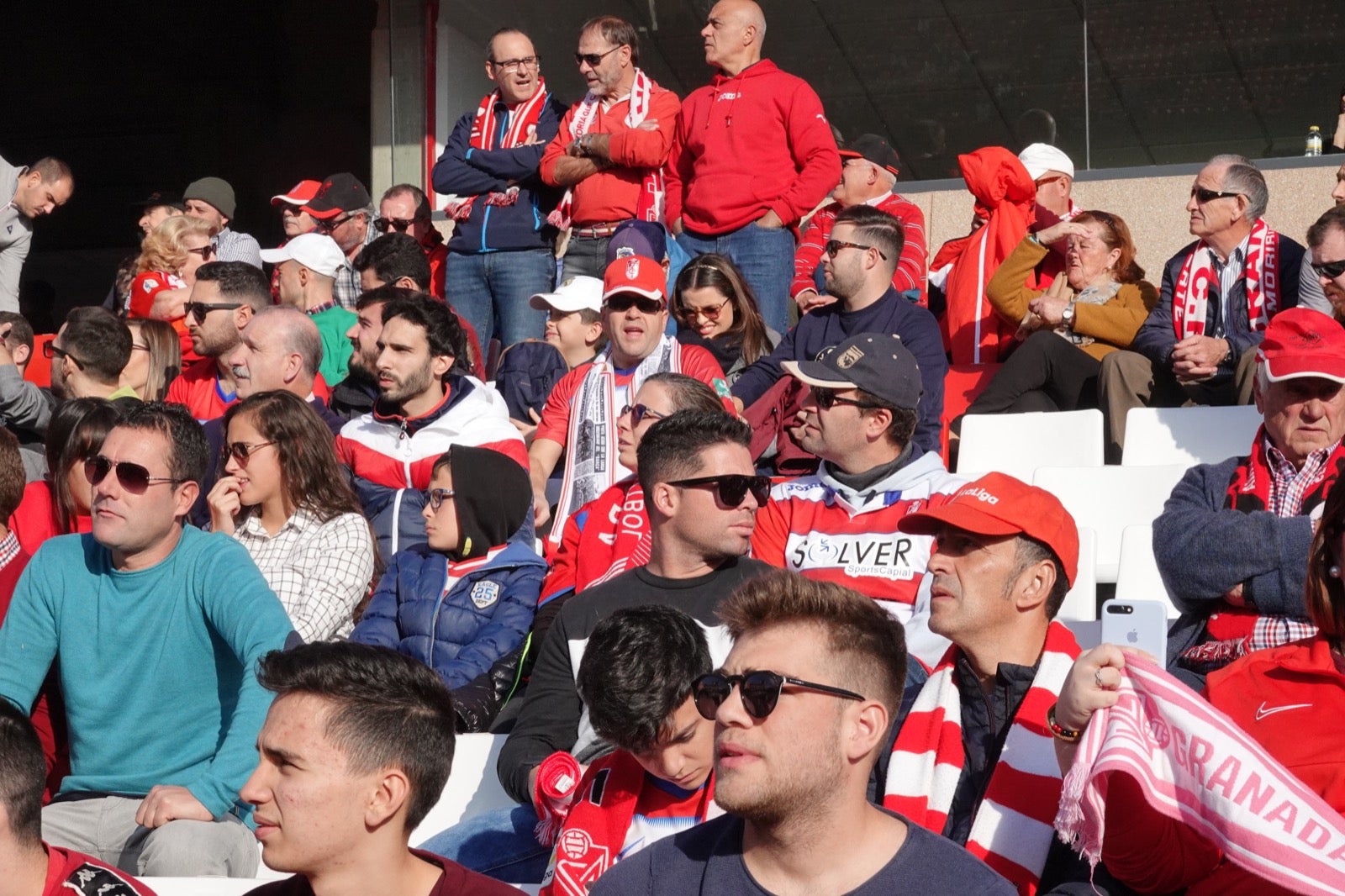 Echamos un vistazo a la grada para recopilar las mejores fotos de la afición. 