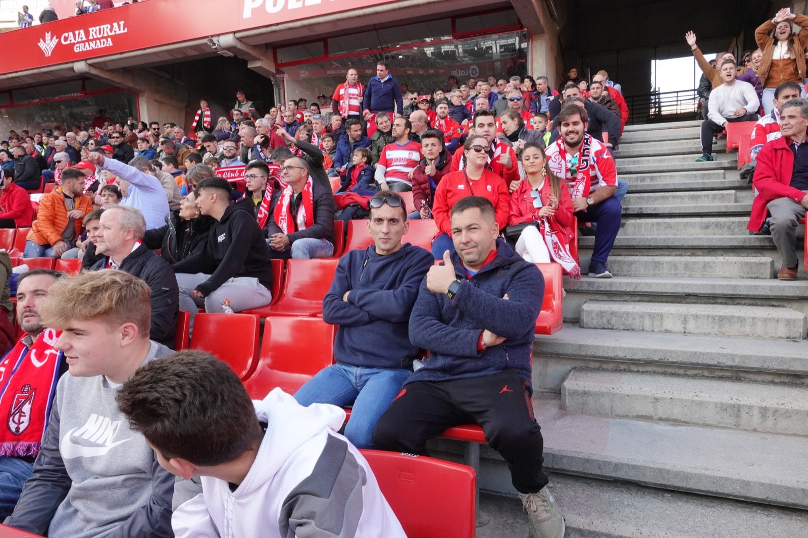 Echamos un vistazo a la grada para recopilar las mejores fotos de la afición. 