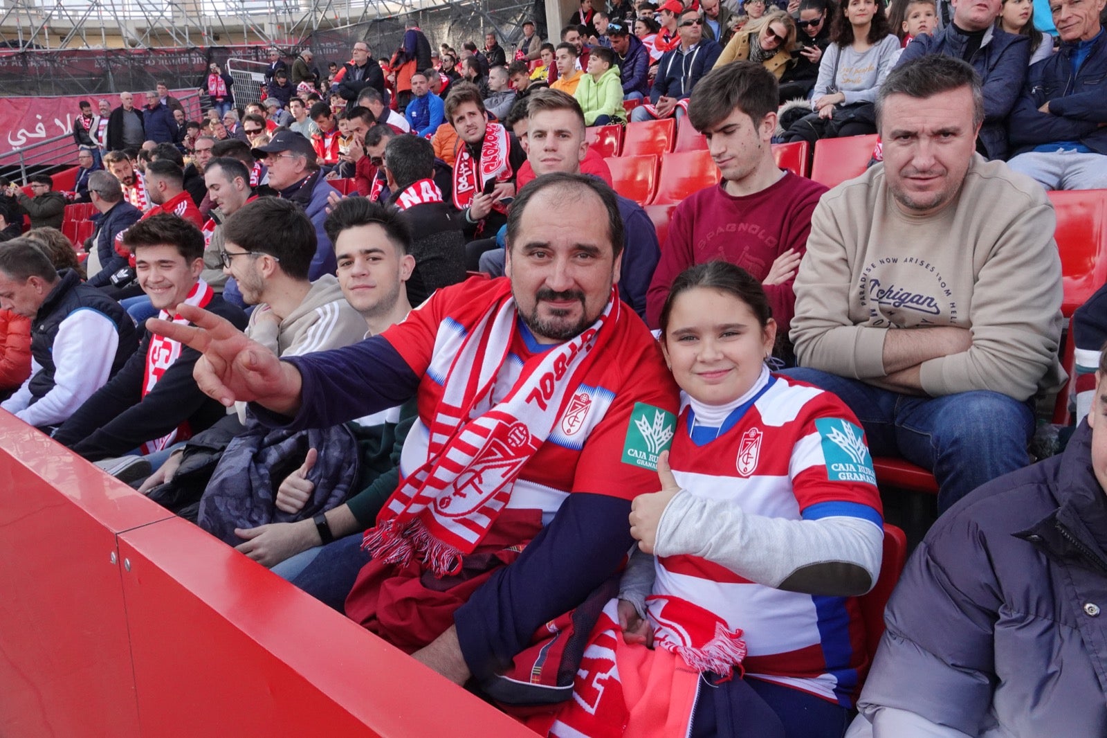 Echamos un vistazo a la grada para recopilar las mejores fotos de la afición. 