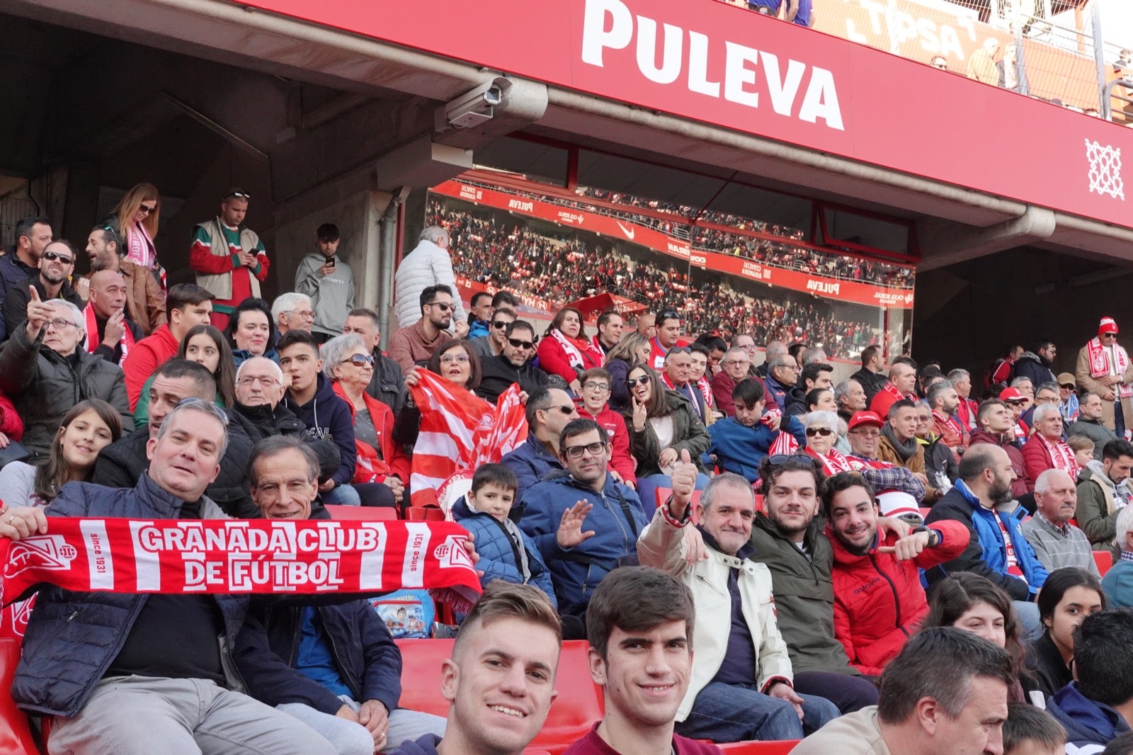 Echamos un vistazo a la grada para recopilar las mejores fotos de la afición. 