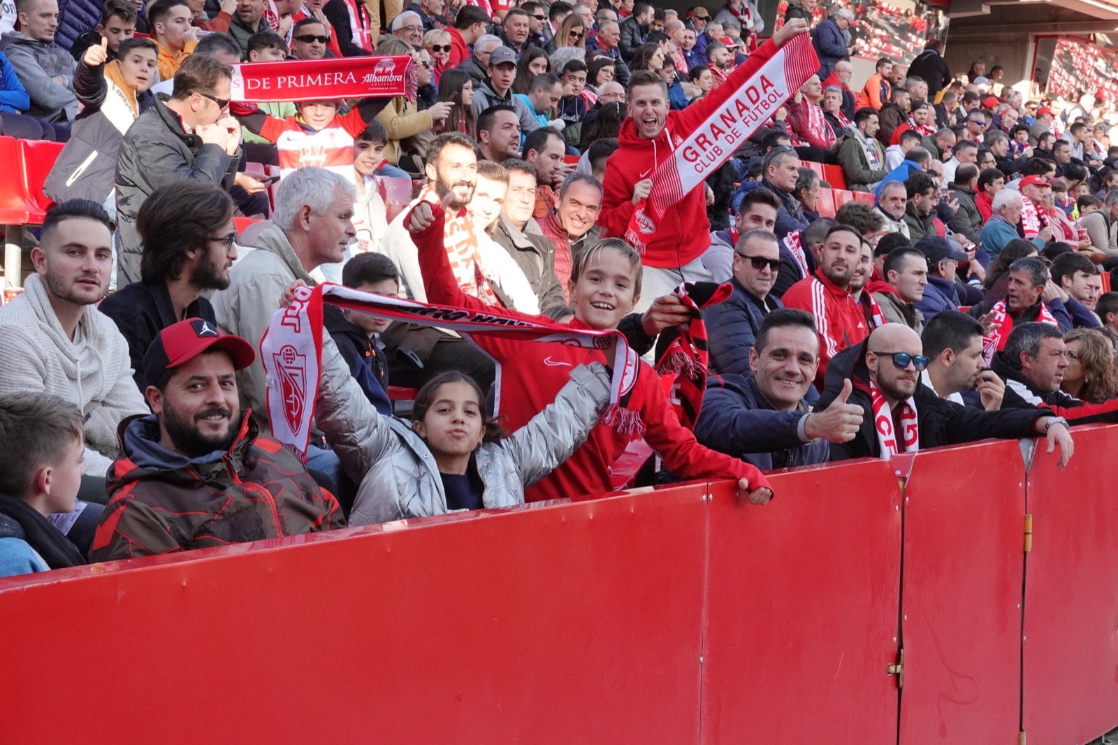 Echamos un vistazo a la grada para recopilar las mejores fotos de la afición. 