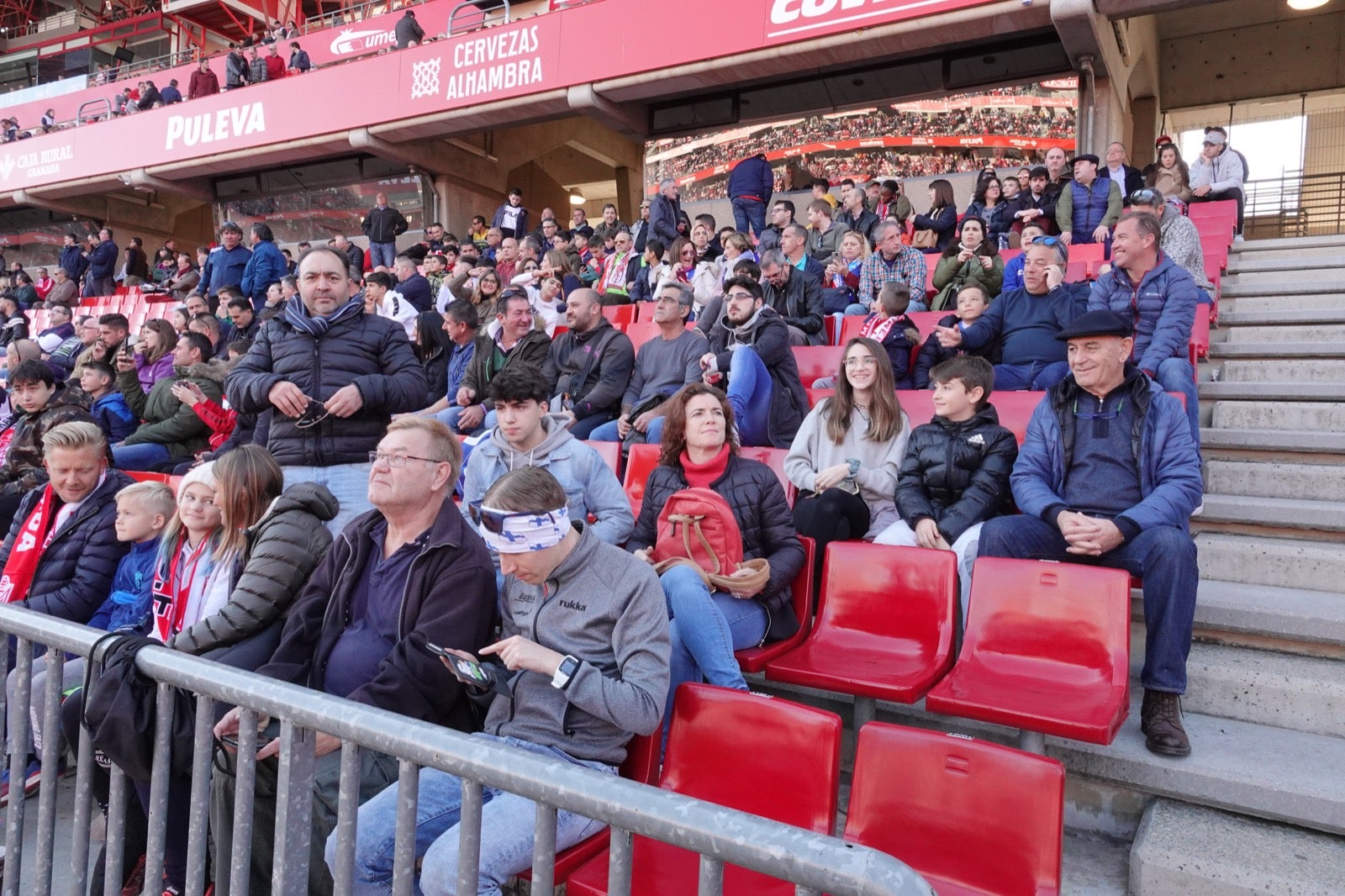 Echamos un vistazo a la grada para recopilar las mejores fotos de la afición. 