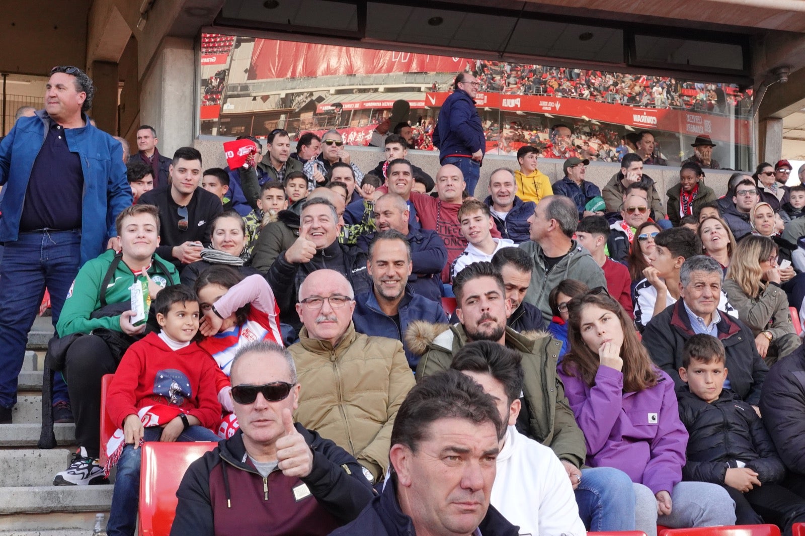 Echamos un vistazo a la grada para recopilar las mejores fotos de la afición. 