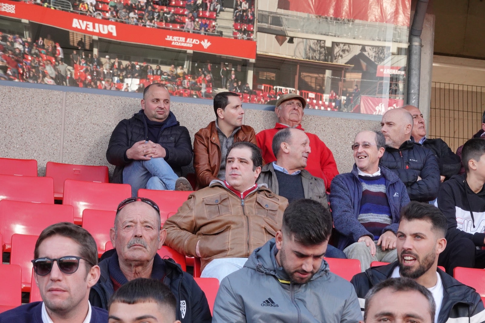 Echamos un vistazo a la grada para recopilar las mejores fotos de la afición. 