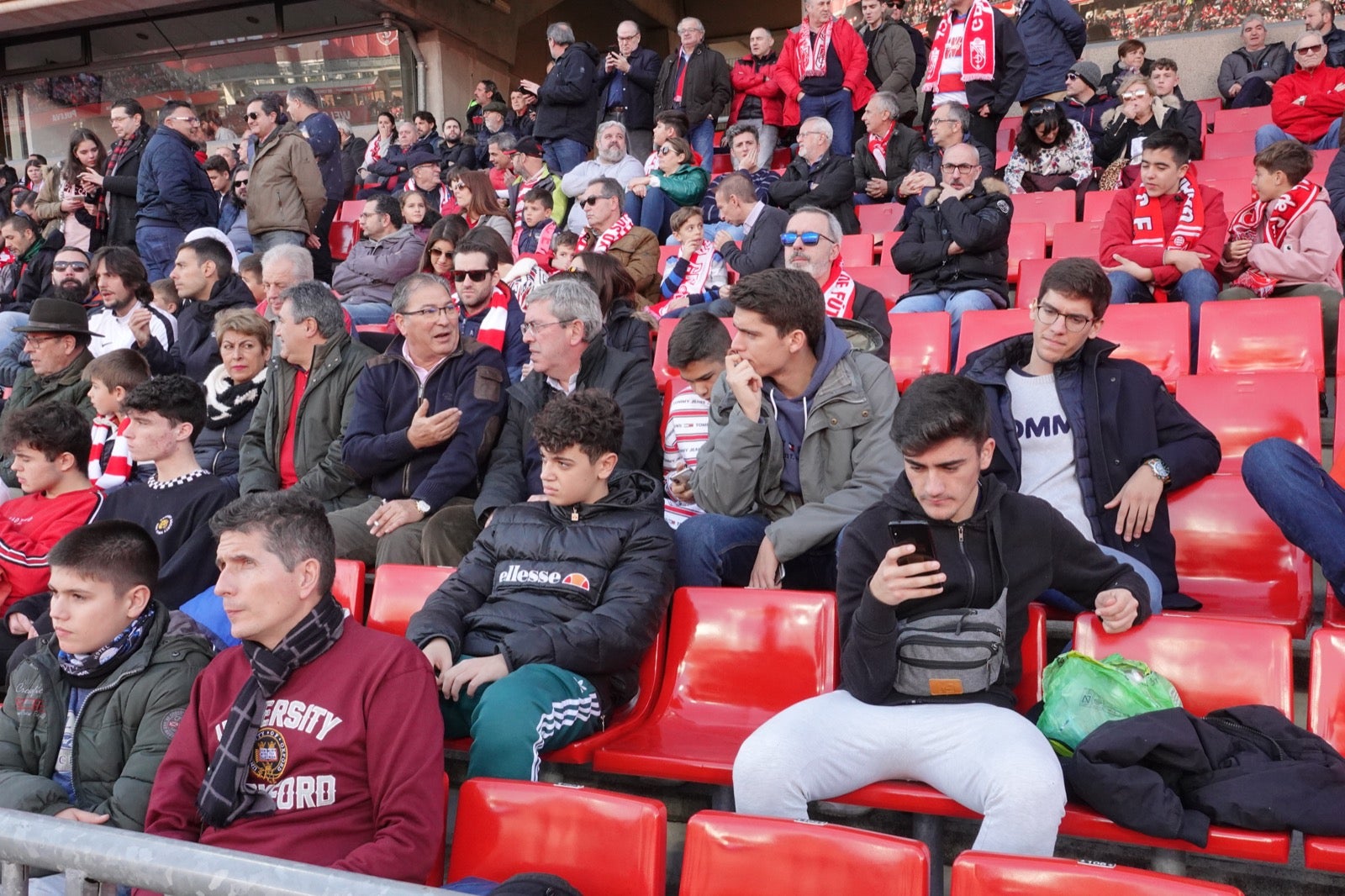 Echamos un vistazo a la grada para recopilar las mejores fotos de la afición. 