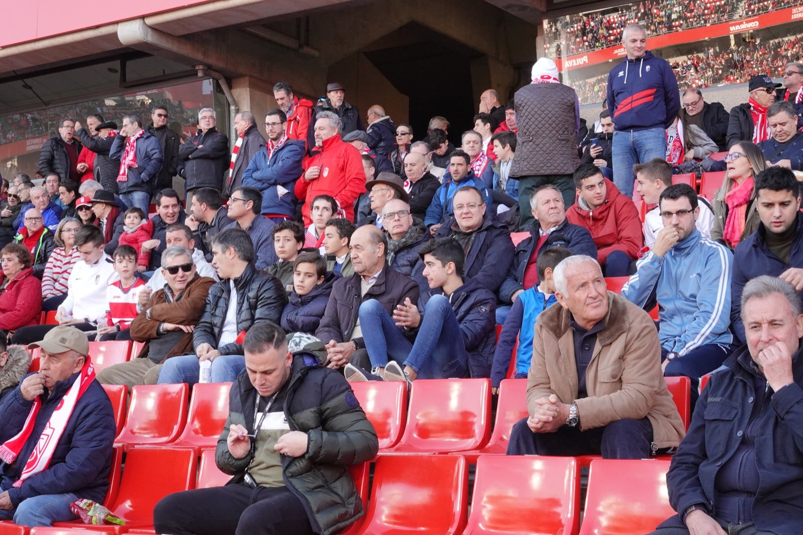 Echamos un vistazo a la grada para recopilar las mejores fotos de la afición. 