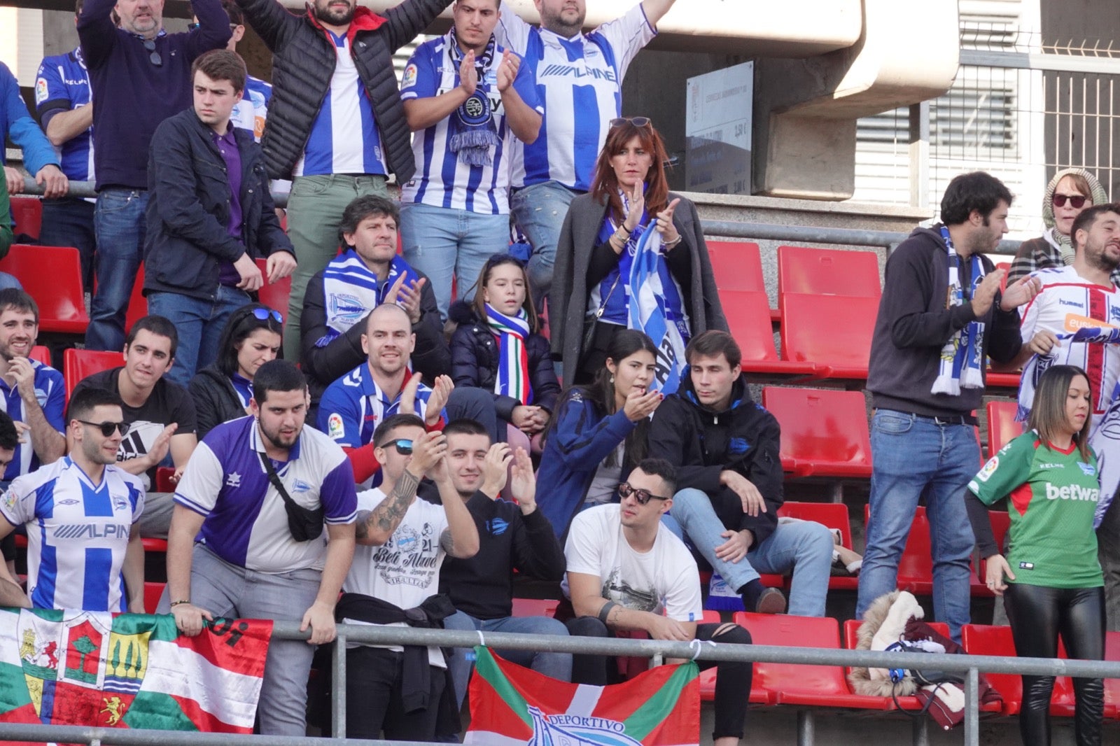 Echamos un vistazo a la grada para recopilar las mejores fotos de la afición. 