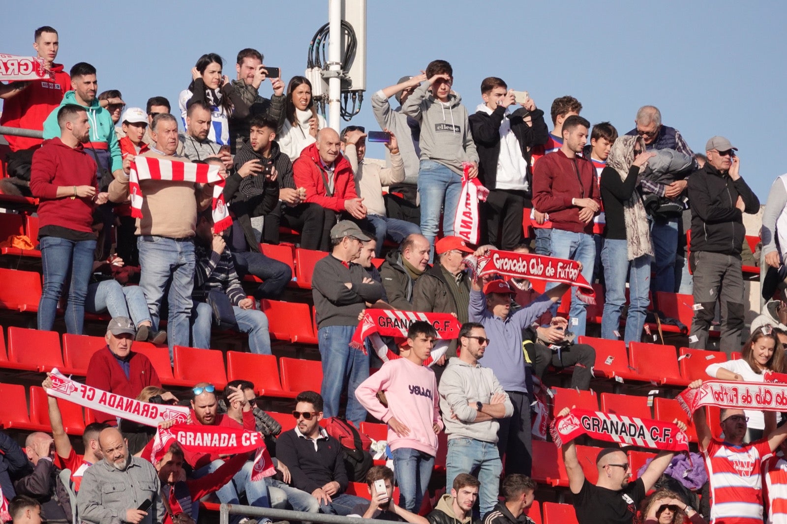 Echamos un vistazo a la grada para recopilar las mejores fotos de la afición. 