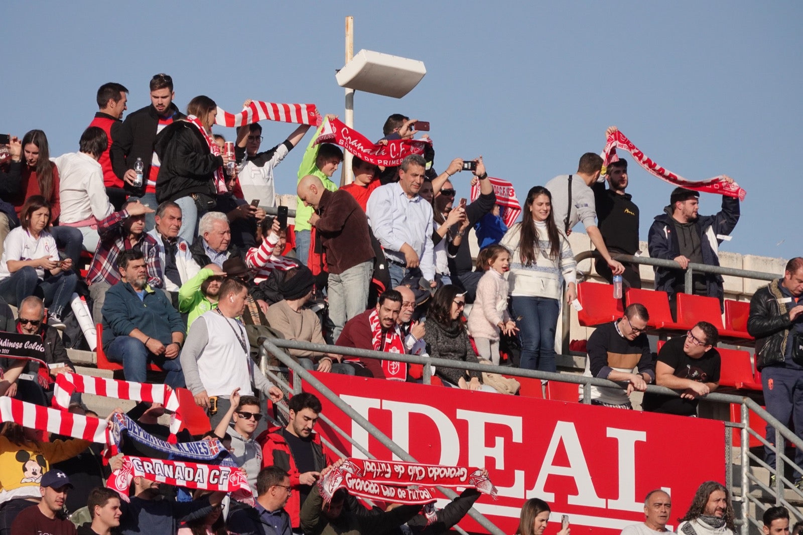 Echamos un vistazo a la grada para recopilar las mejores fotos de la afición. 