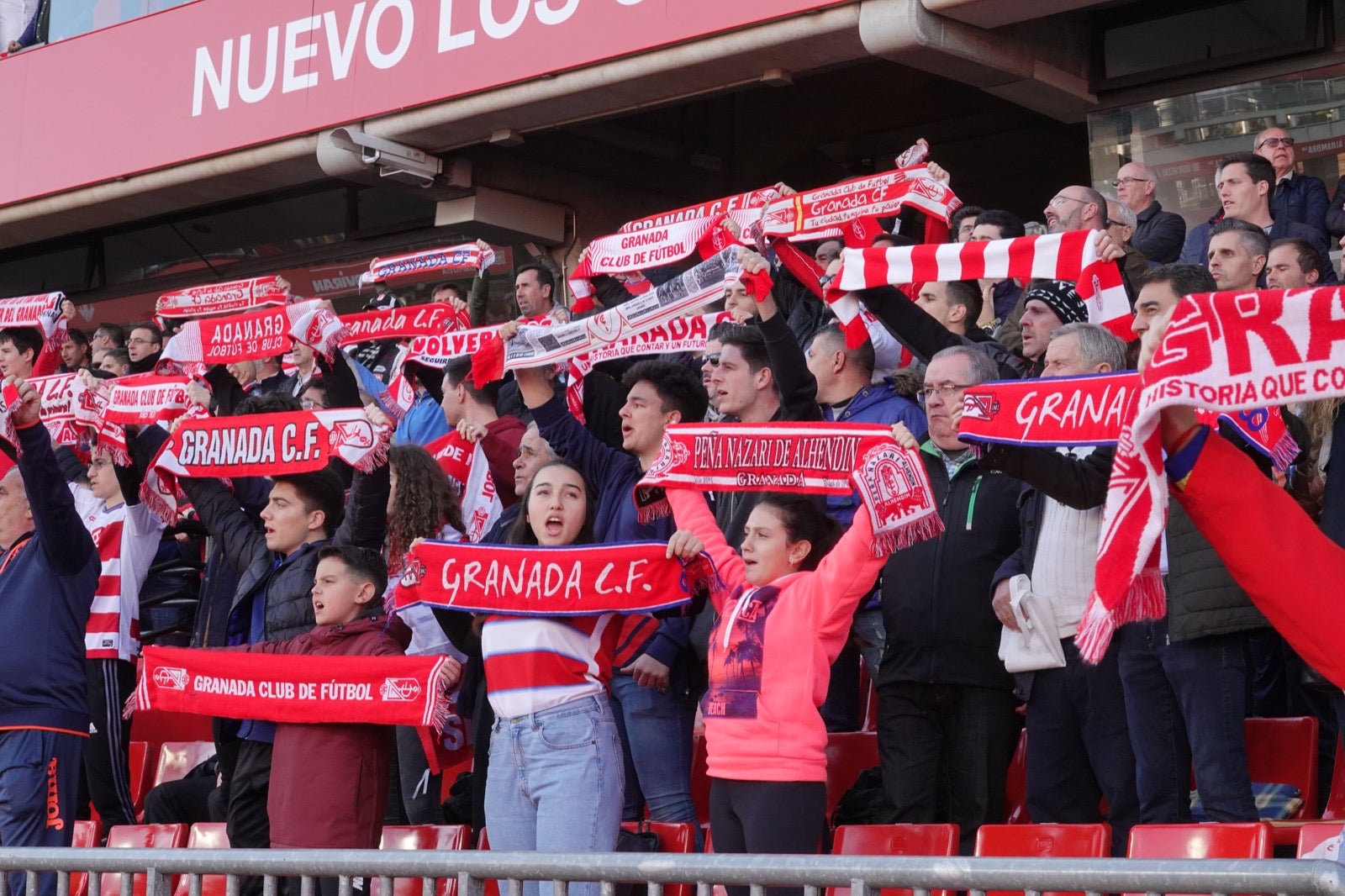 Echamos un vistazo a la grada para recopilar las mejores fotos de la afición. 