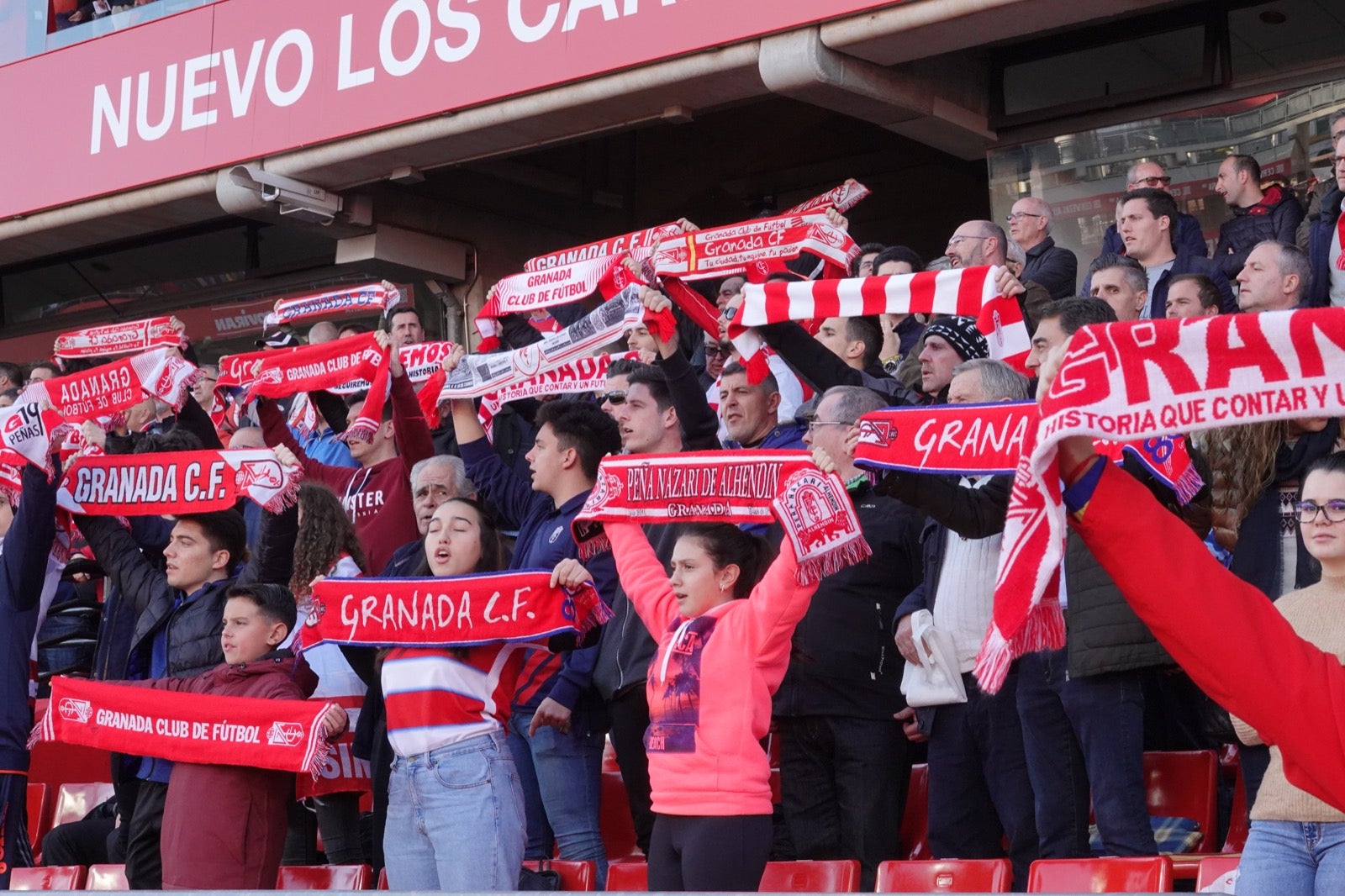 Echamos un vistazo a la grada para recopilar las mejores fotos de la afición. 