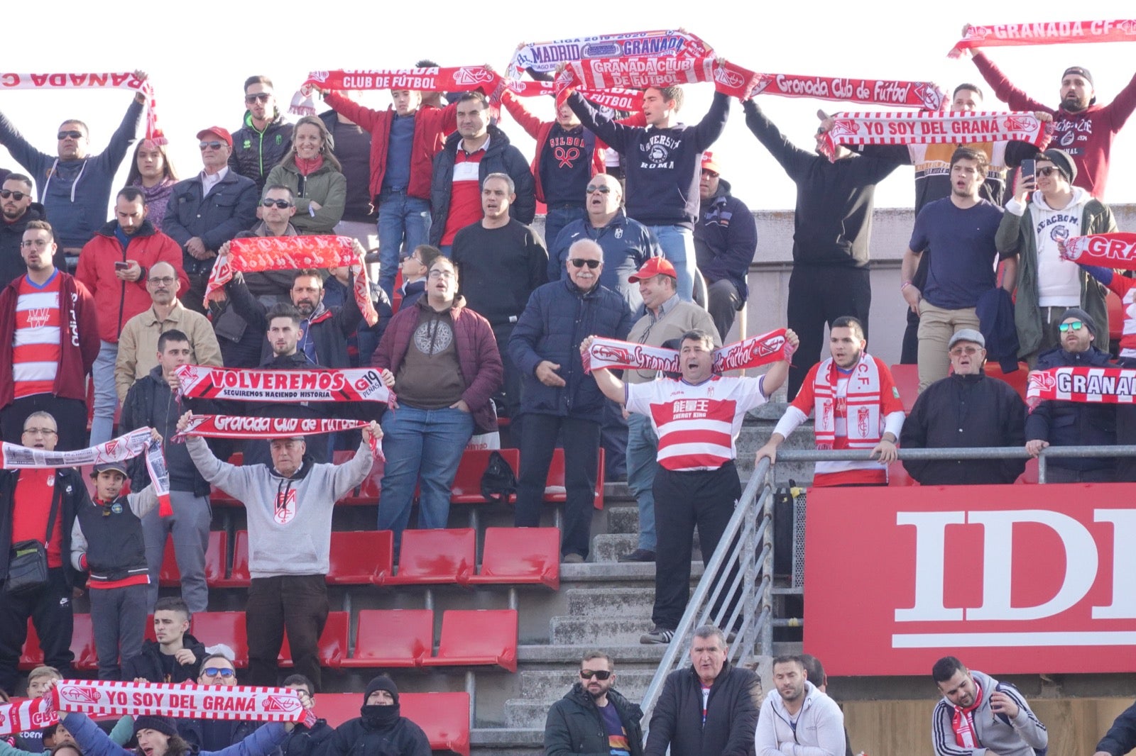 Echamos un vistazo a la grada para recopilar las mejores fotos de la afición. 