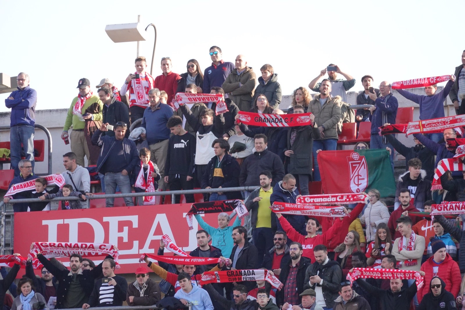 Echamos un vistazo a la grada para recopilar las mejores fotos de la afición. 