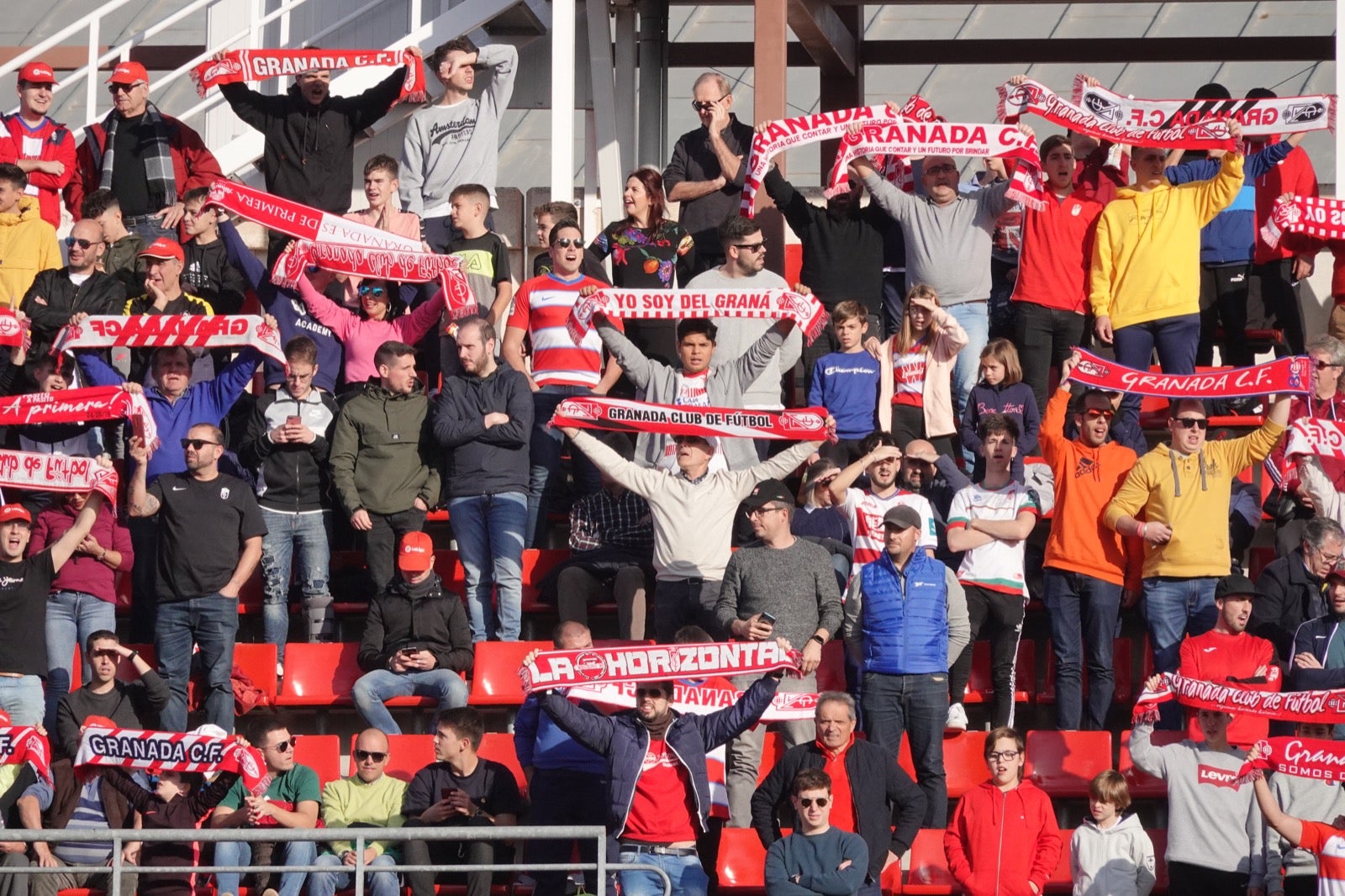 Echamos un vistazo a la grada para recopilar las mejores fotos de la afición. 