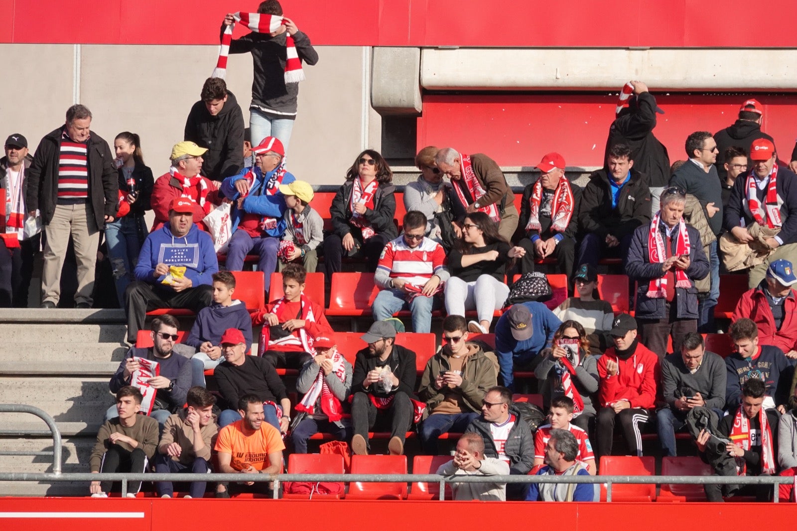 Echamos un vistazo a la grada para recopilar las mejores fotos de la afición. 