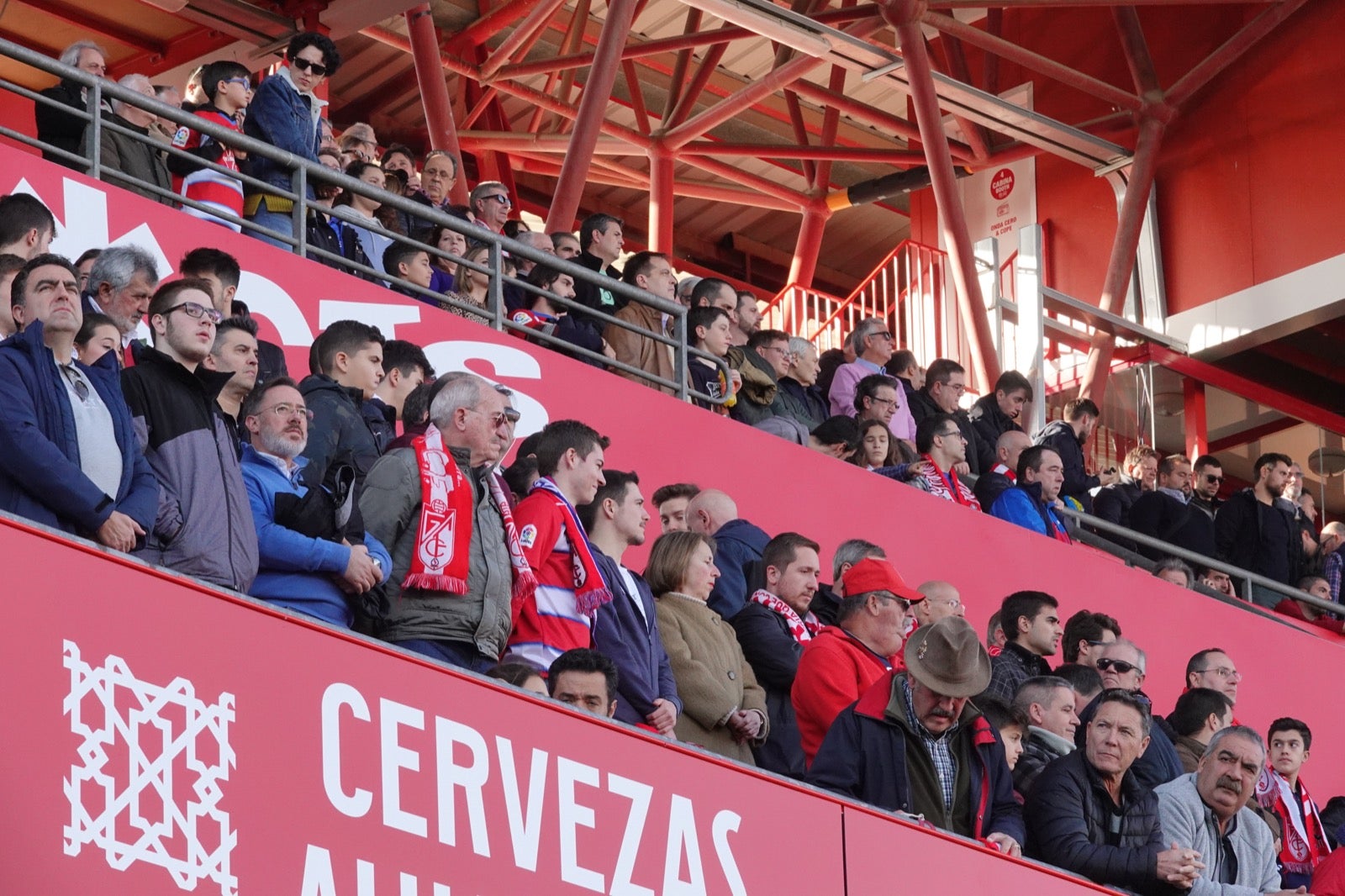 Echamos un vistazo a la grada para recopilar las mejores fotos de la afición. 