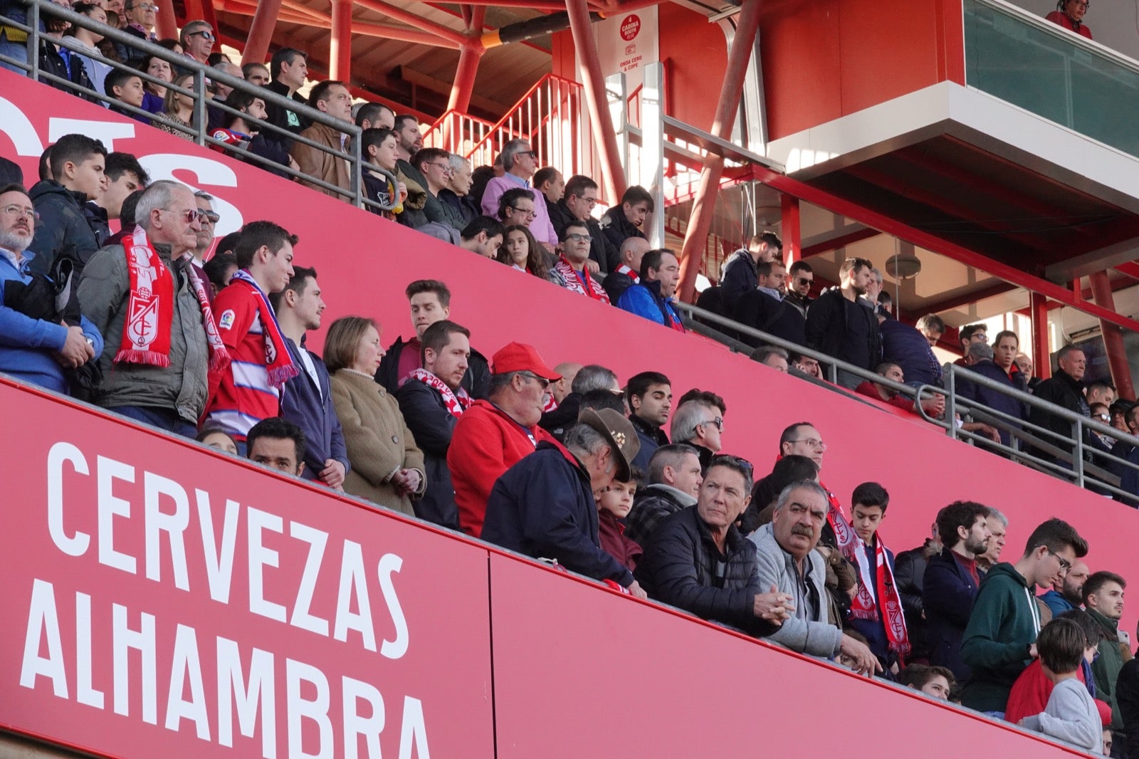 Echamos un vistazo a la grada para recopilar las mejores fotos de la afición. 