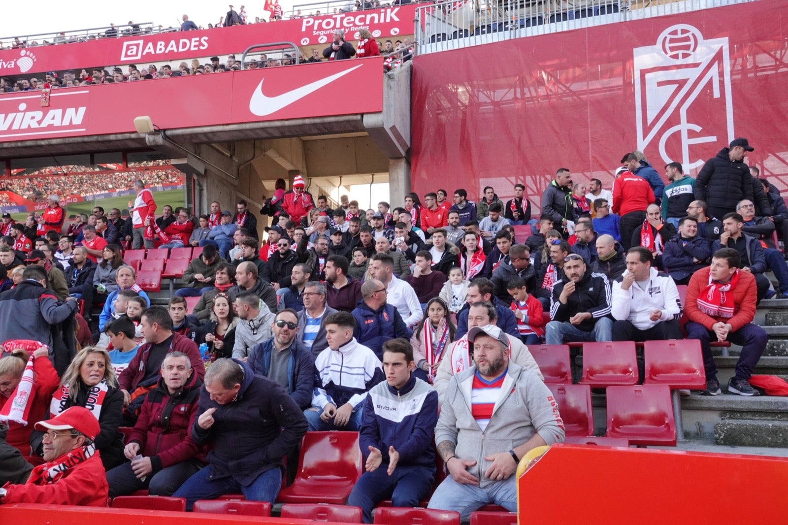 Echamos un vistazo a la grada para recopilar las mejores fotos de la afición. 