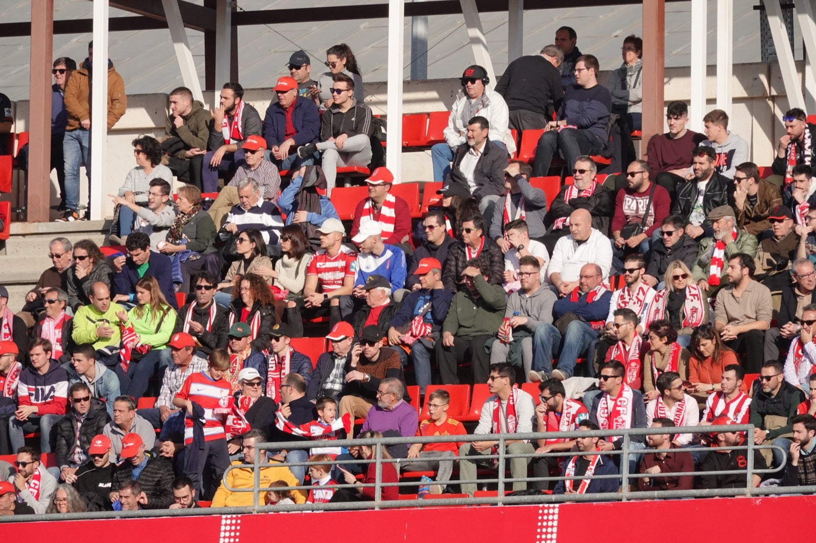 Echamos un vistazo a la grada para recopilar las mejores fotos de la afición. 