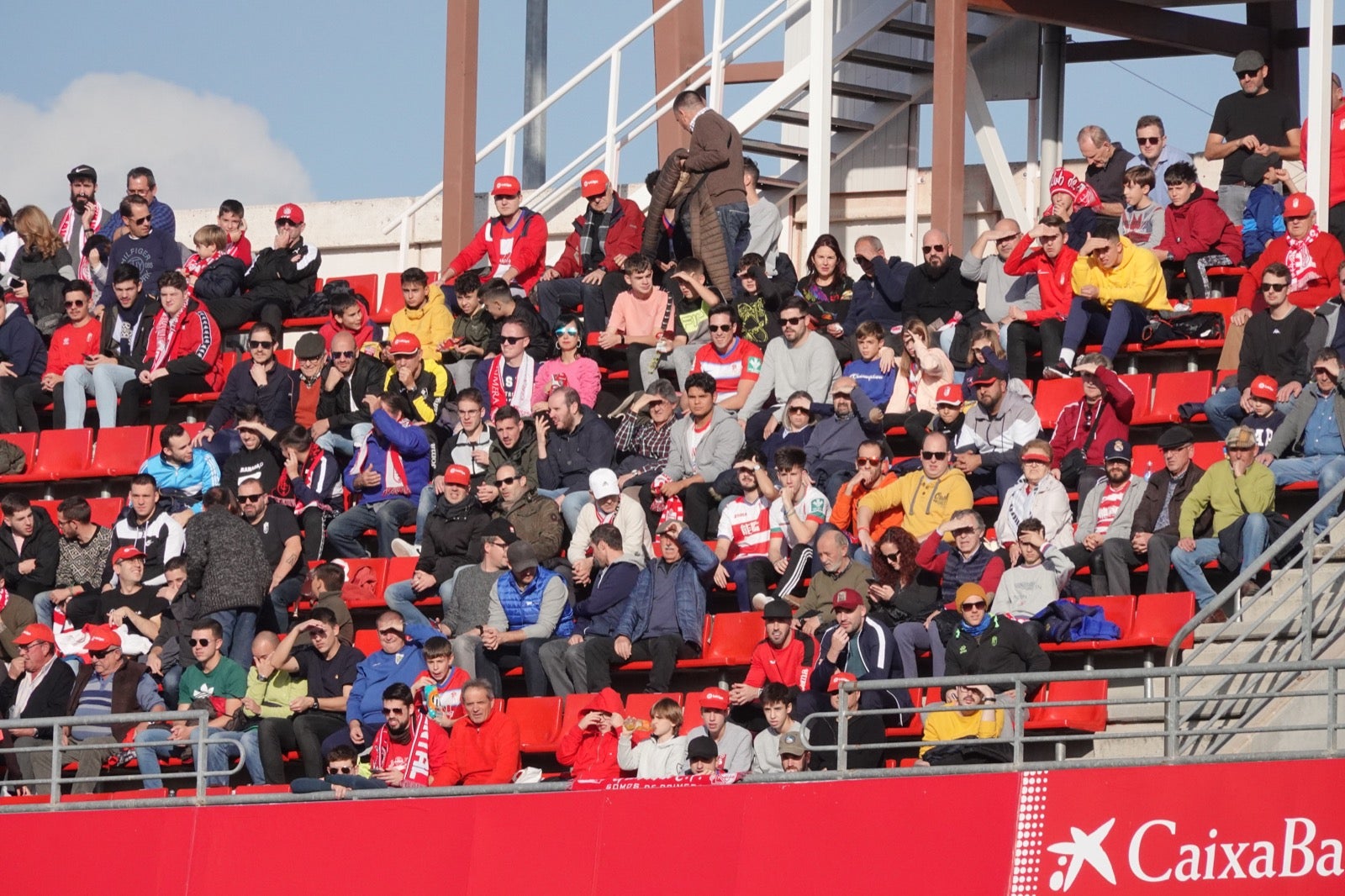 Echamos un vistazo a la grada para recopilar las mejores fotos de la afición. 