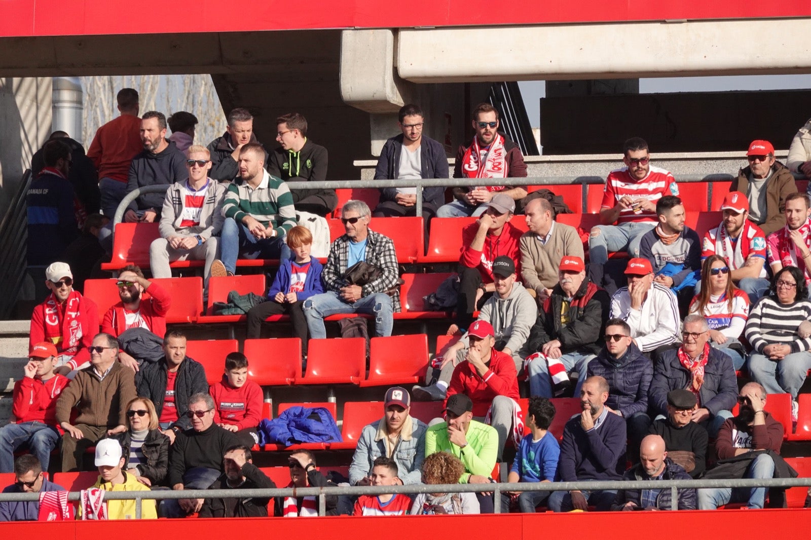 Echamos un vistazo a la grada para recopilar las mejores fotos de la afición. 