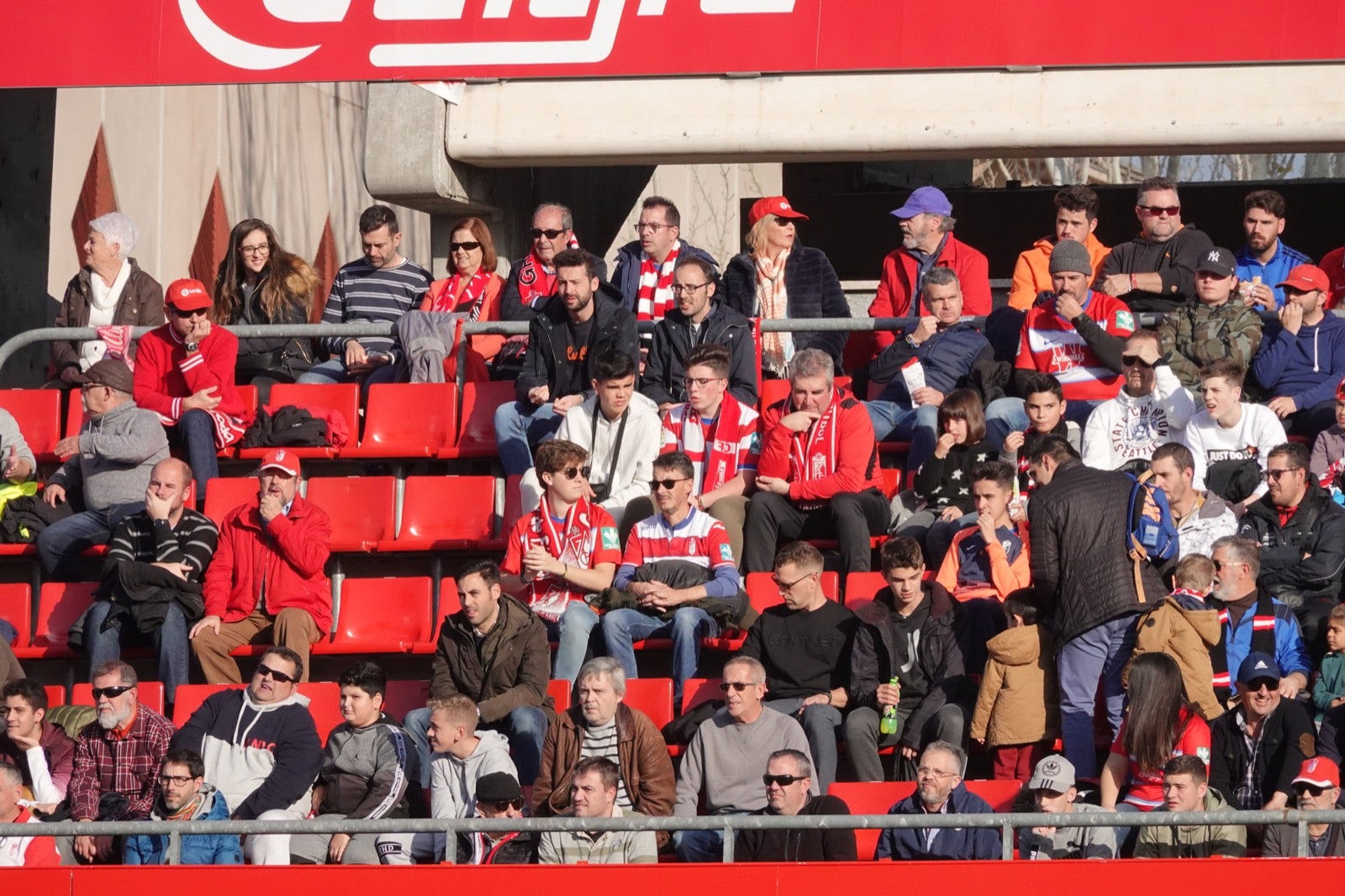 Echamos un vistazo a la grada para recopilar las mejores fotos de la afición. 