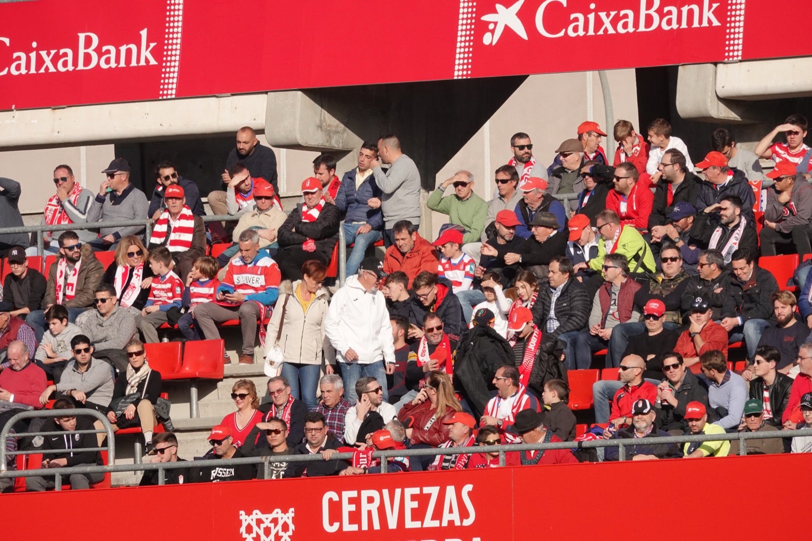 Echamos un vistazo a la grada para recopilar las mejores fotos de la afición. 