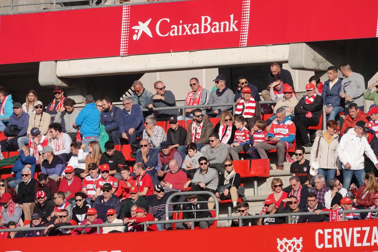 Echamos un vistazo a la grada para recopilar las mejores fotos de la afición. 