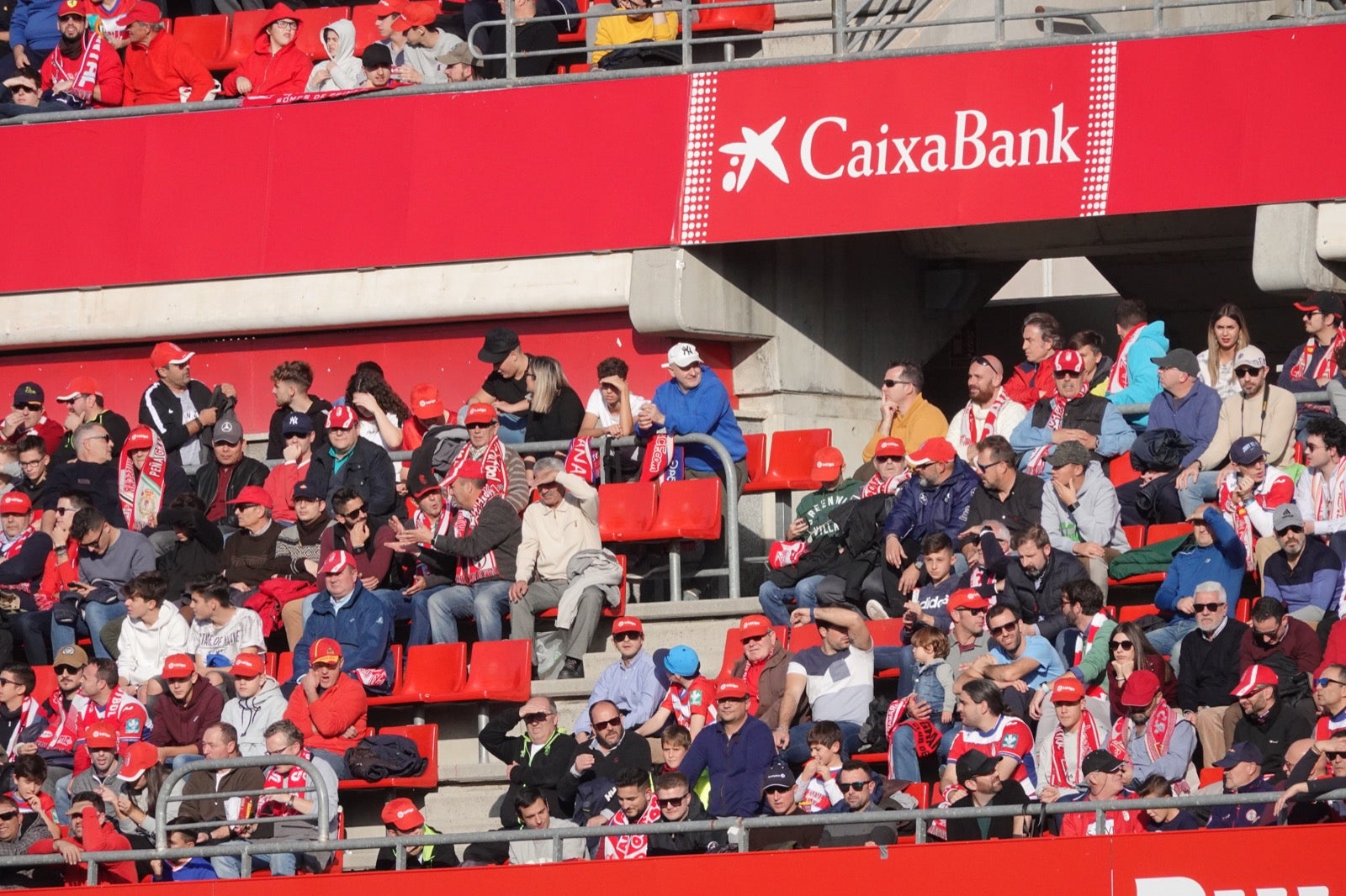 Echamos un vistazo a la grada para recopilar las mejores fotos de la afición. 