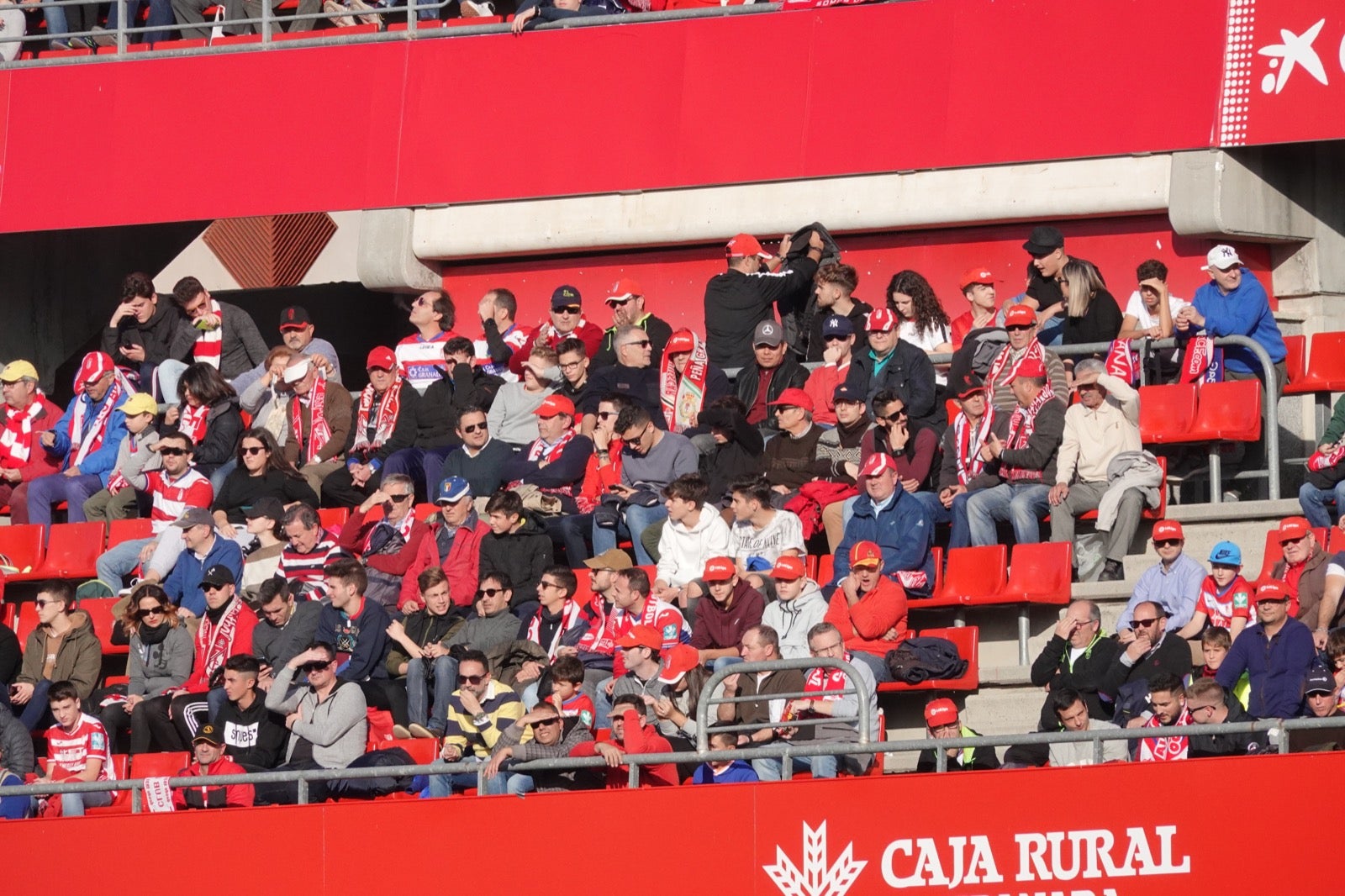 Echamos un vistazo a la grada para recopilar las mejores fotos de la afición. 