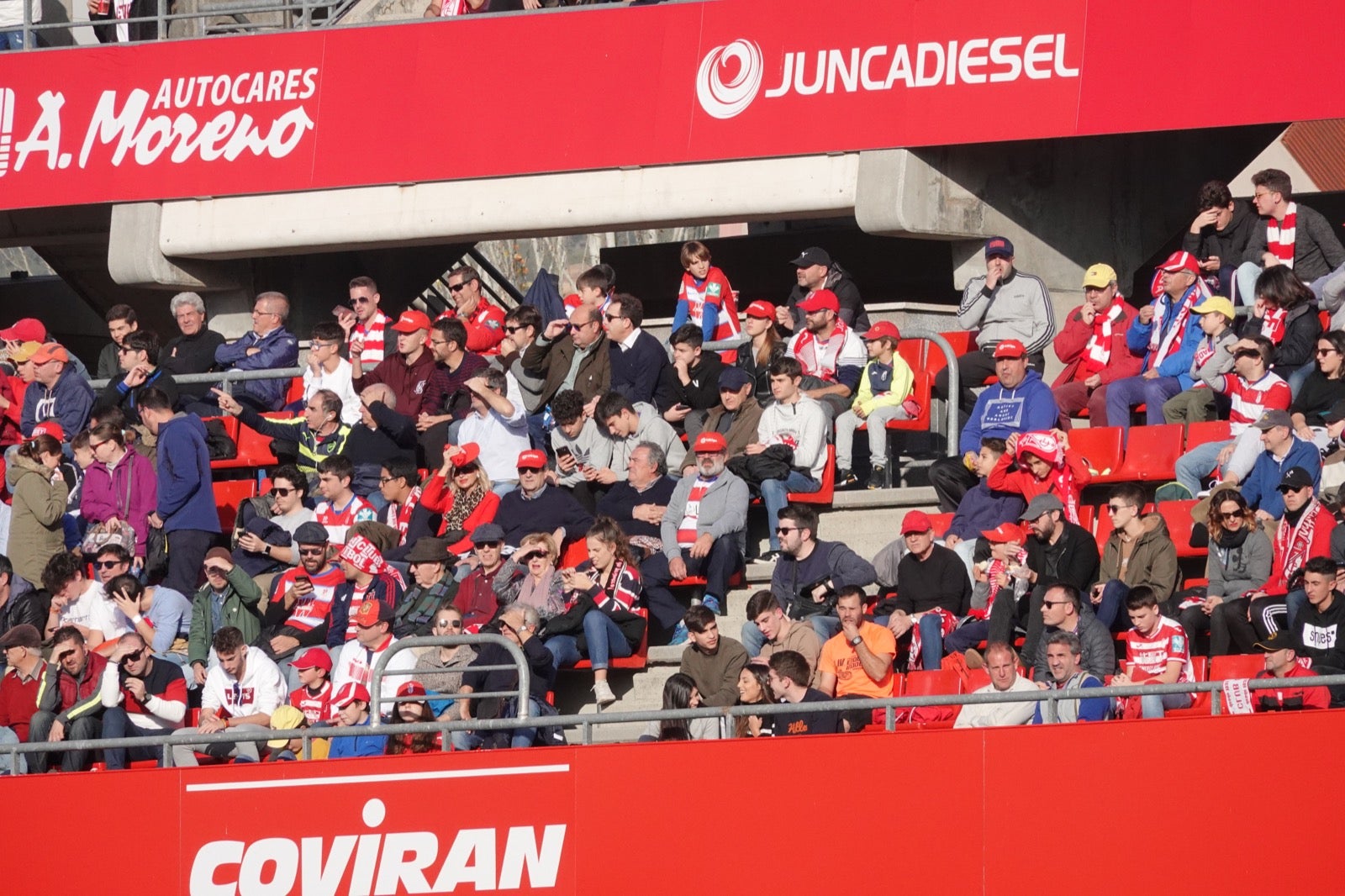 Echamos un vistazo a la grada para recopilar las mejores fotos de la afición. 