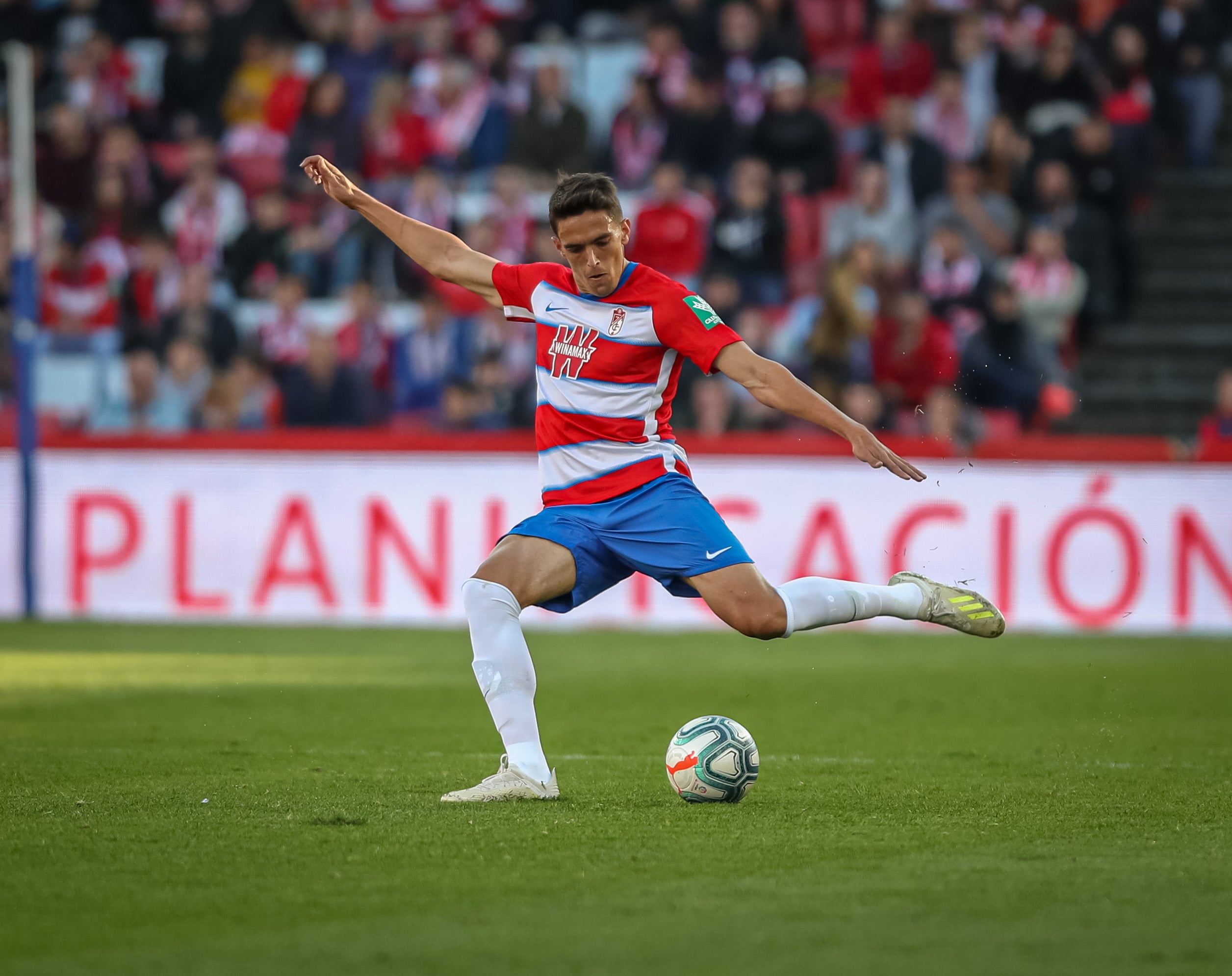 Repasa los mejores momentos del choque que ha enfrentado a dos rivales directos en Los Cármenes