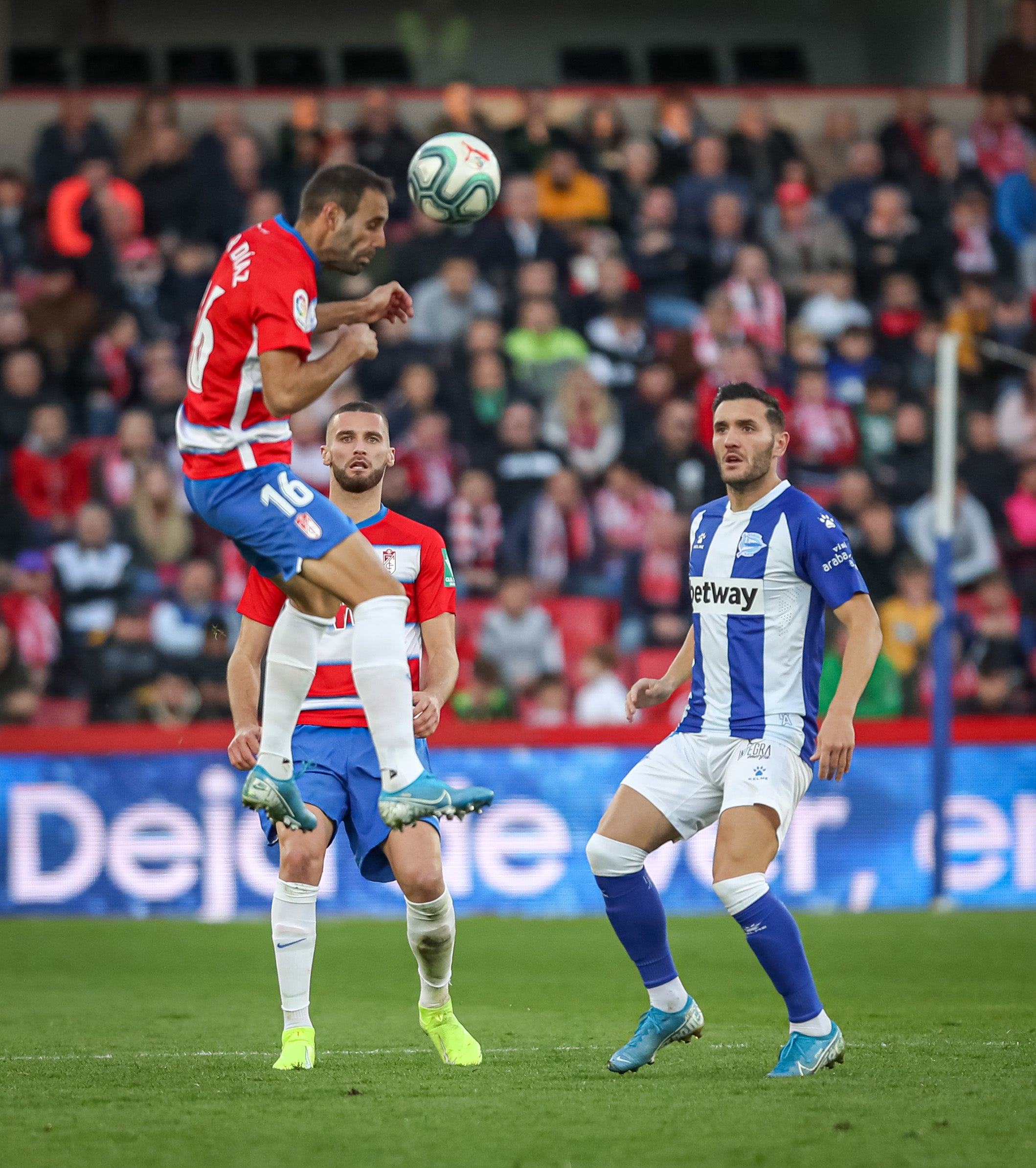 Repasa los mejores momentos del choque que ha enfrentado a dos rivales directos en Los Cármenes