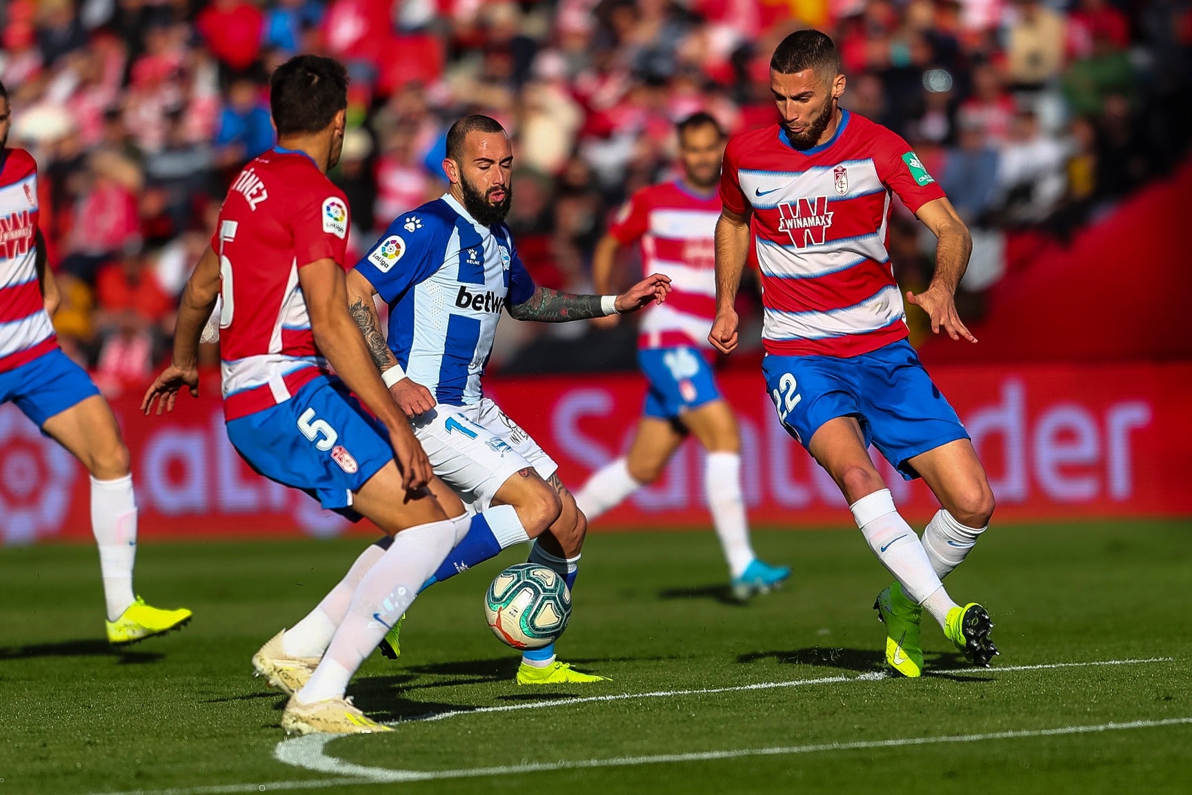 Repasa los mejores momentos del choque que ha enfrentado a dos rivales directos en Los Cármenes