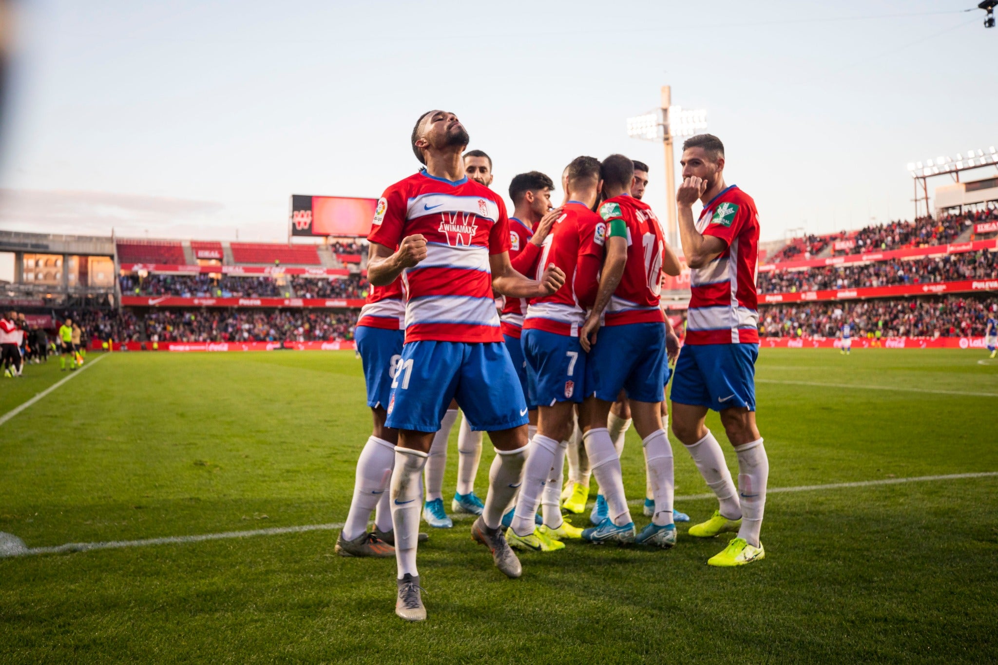 Repasa los mejores momentos del choque que ha enfrentado a dos rivales directos en Los Cármenes