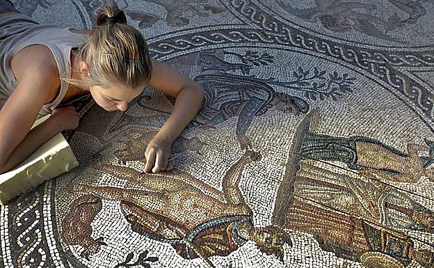 Trabajos de conservación en el Mosaico de los Amores de Cástulo, en Linares. 
