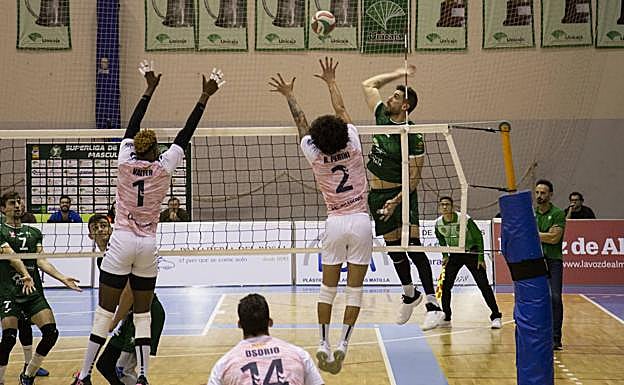 Guilherme Hage supera el bloqueo de Perini. 