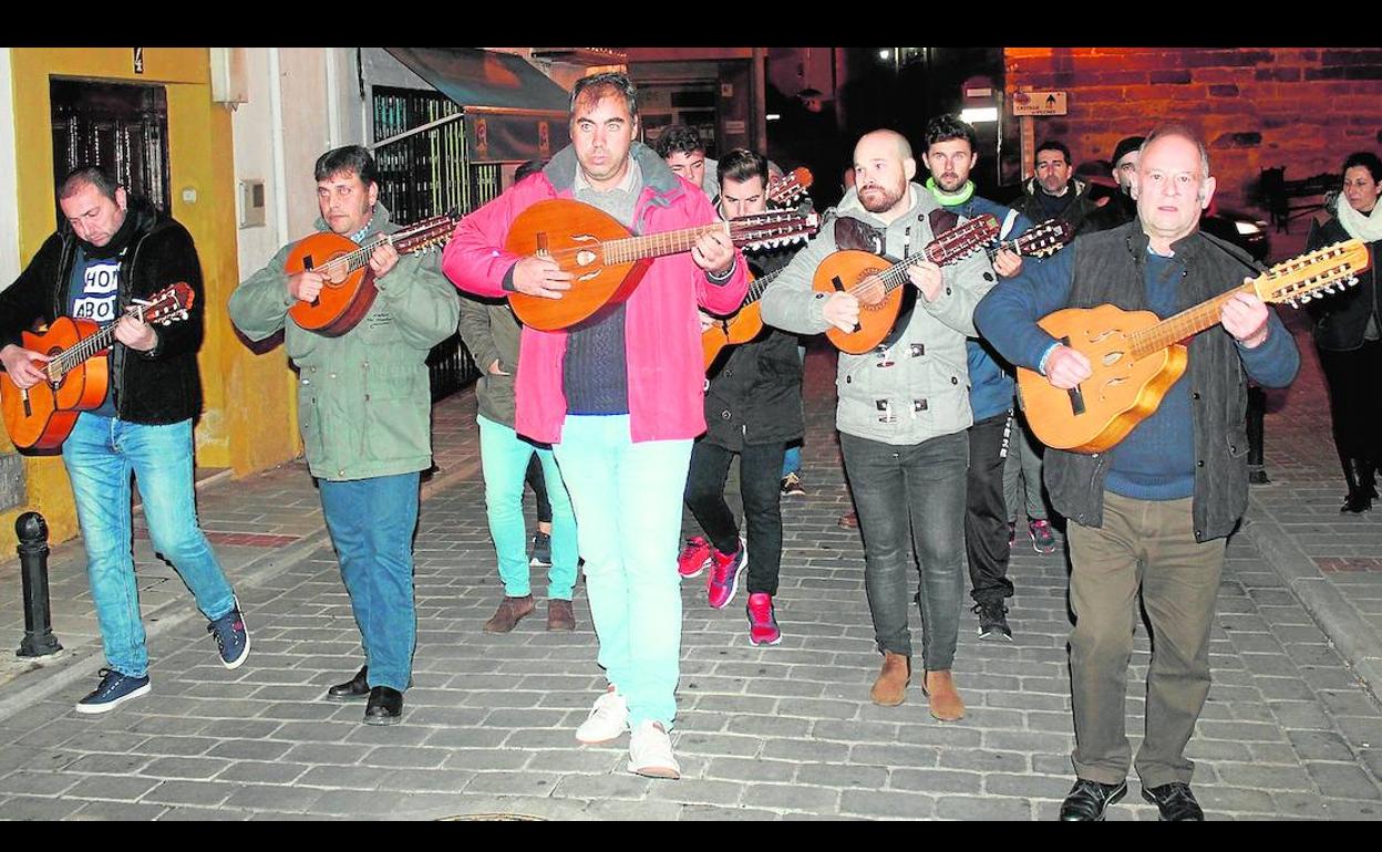 Los célebres campanilleros que recorren las calles de Vilches cantando aguilandos. :
