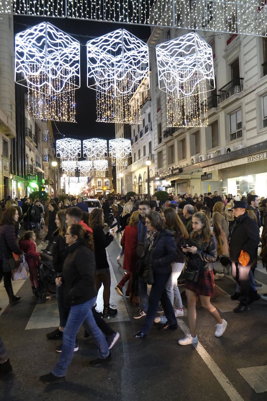 Las luces navideñas atraen a una multitud de personas en el centro de Granada