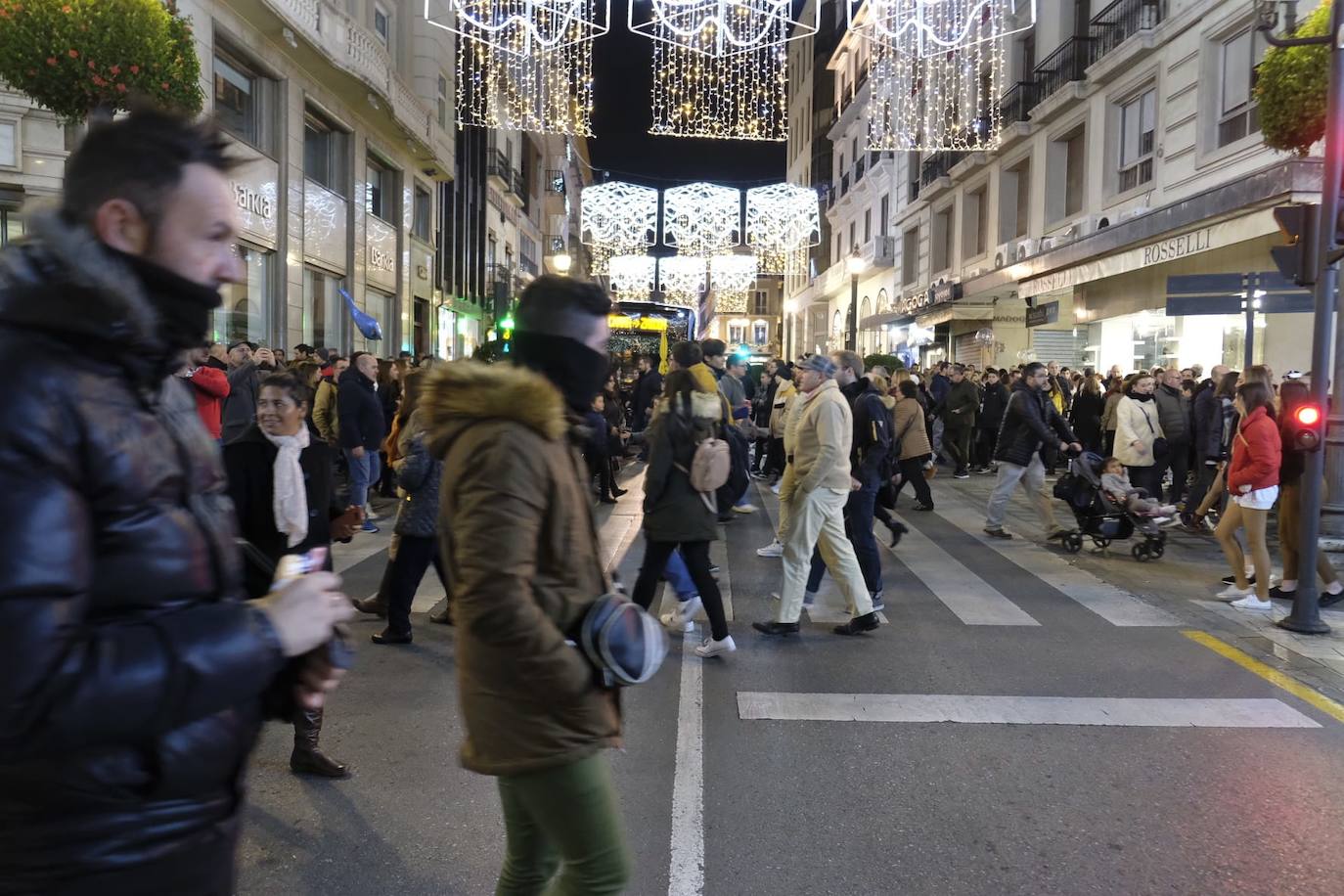 Las luces navideñas atraen a una multitud de personas en el centro de Granada