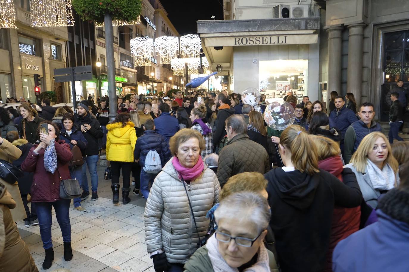 Las luces navideñas atraen a una multitud de personas en el centro de Granada