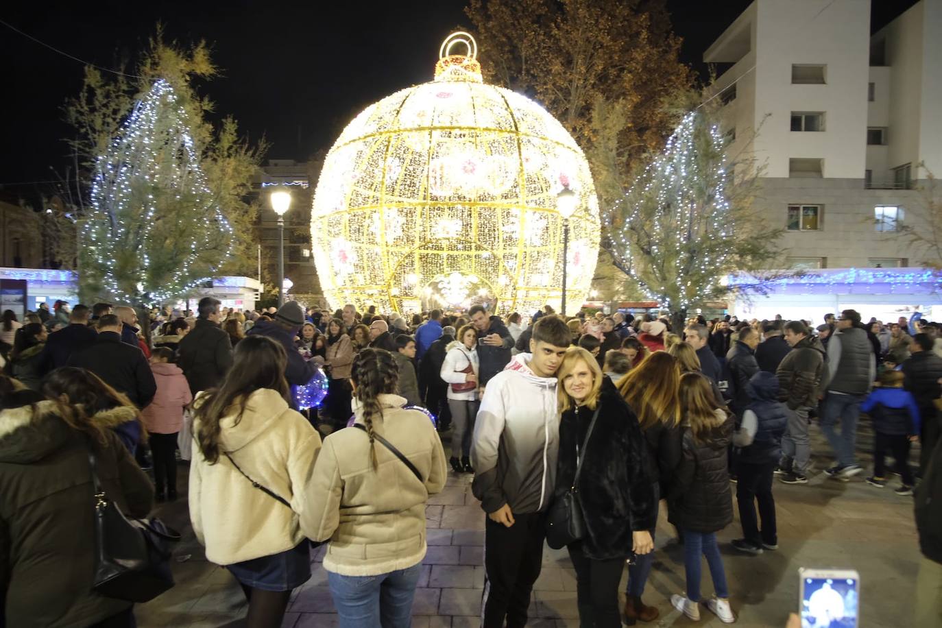 Las luces navideñas atraen a una multitud de personas en el centro de Granada