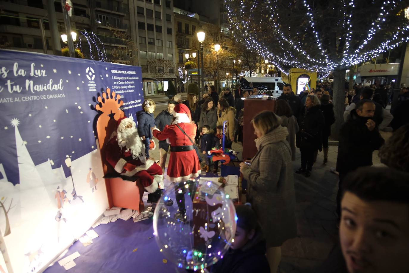 Las luces navideñas atraen a una multitud de personas en el centro de Granada