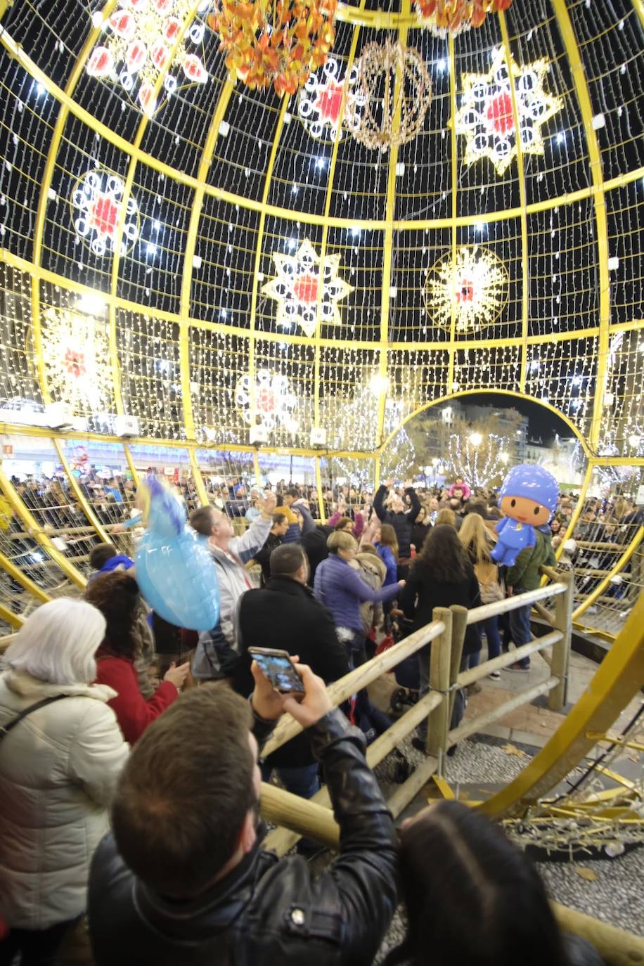 Las luces navideñas atraen a una multitud de personas en el centro de Granada