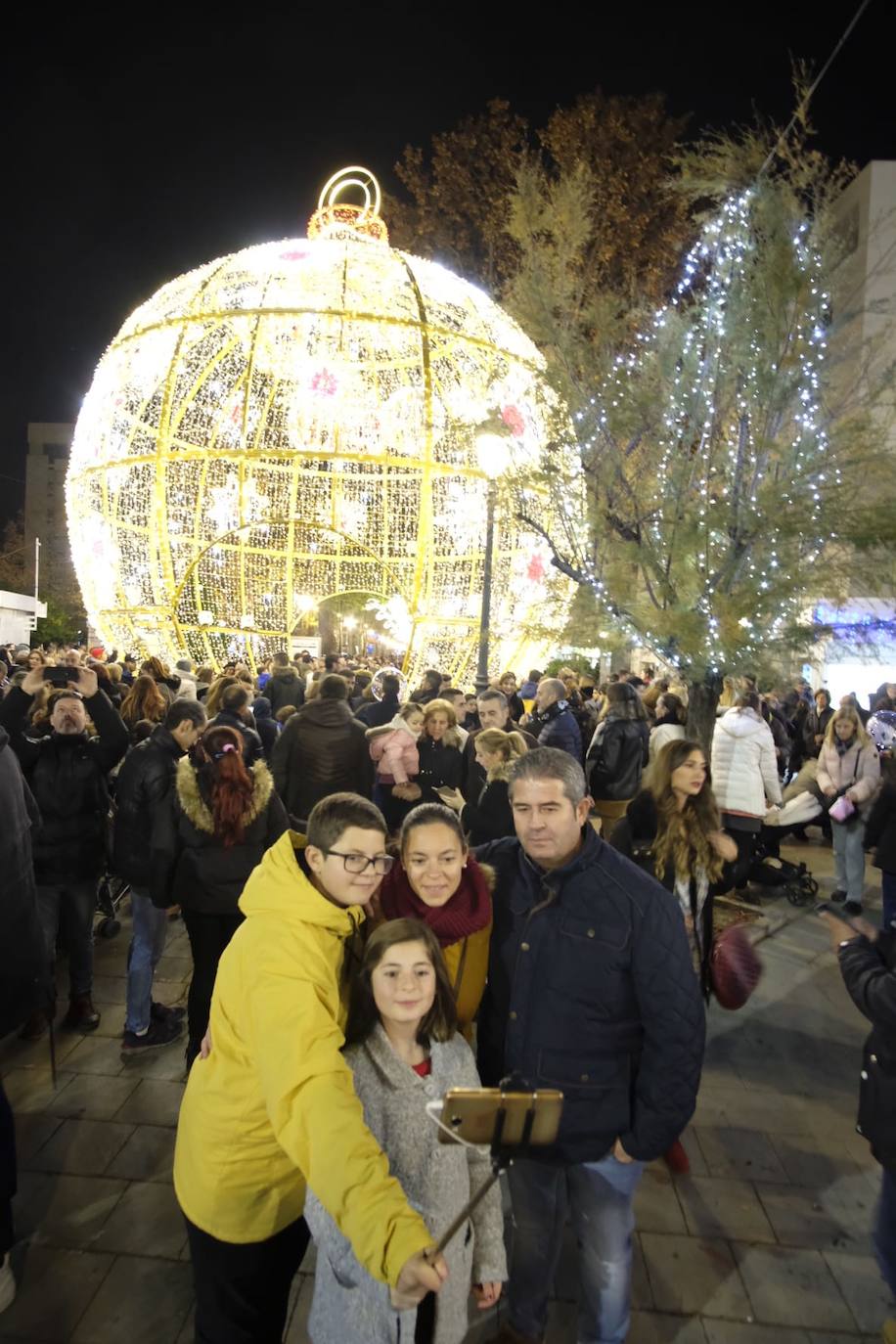 Las luces navideñas atraen a una multitud de personas en el centro de Granada