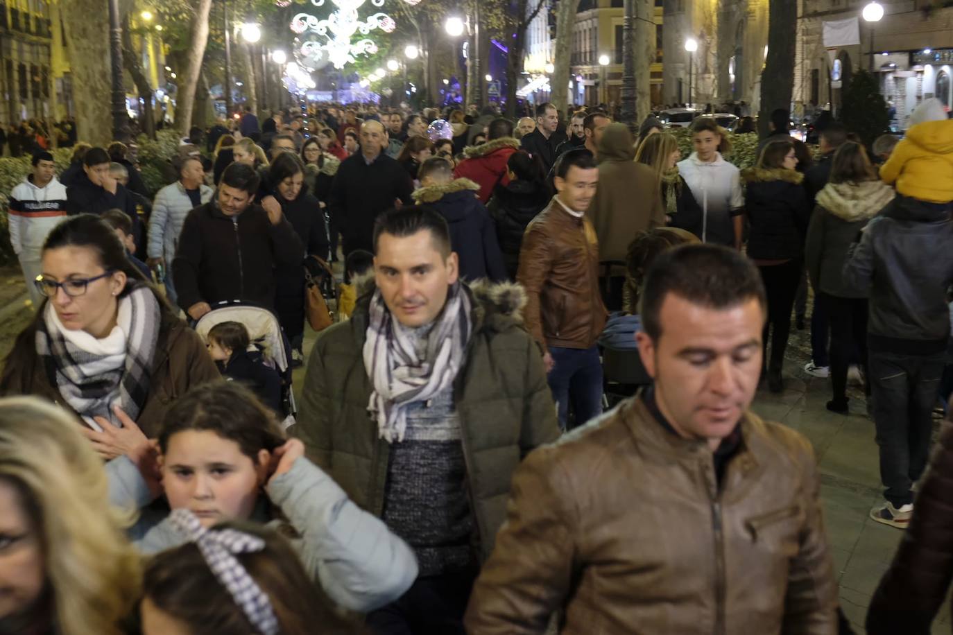 Las luces navideñas atraen a una multitud de personas en el centro de Granada