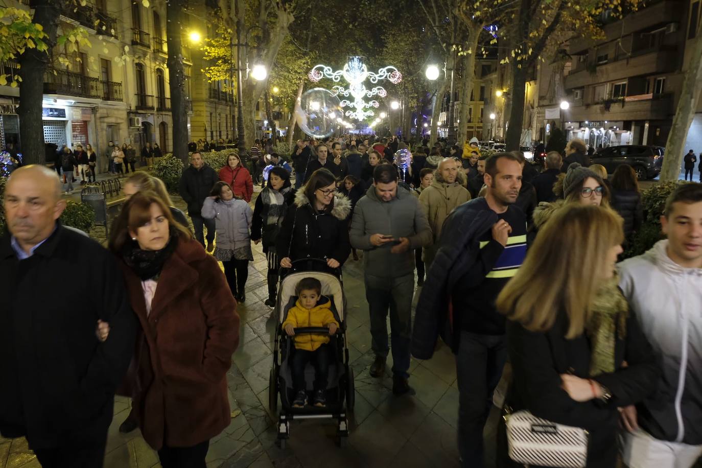 Las luces navideñas atraen a una multitud de personas en el centro de Granada