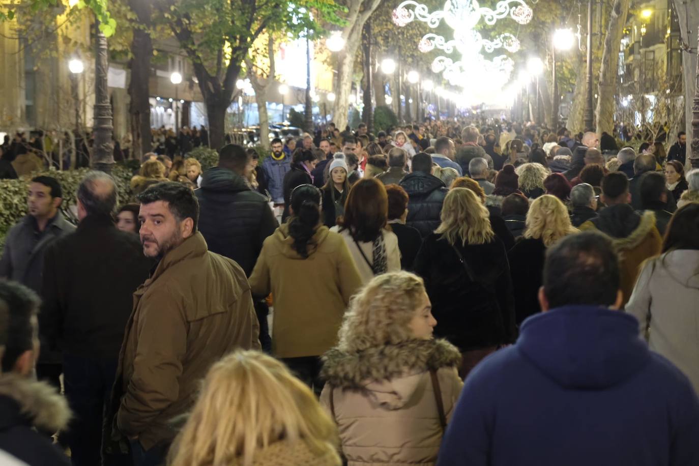 Las luces navideñas atraen a una multitud de personas en el centro de Granada