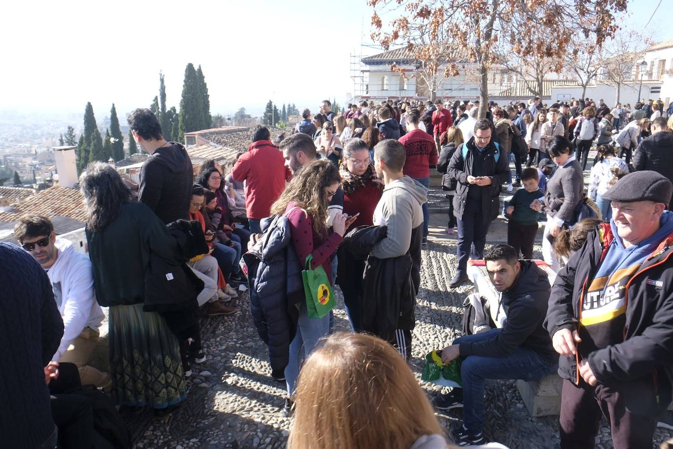 El popular enclave granadino está siendo uno de los escenarios más visitados durante este puente.